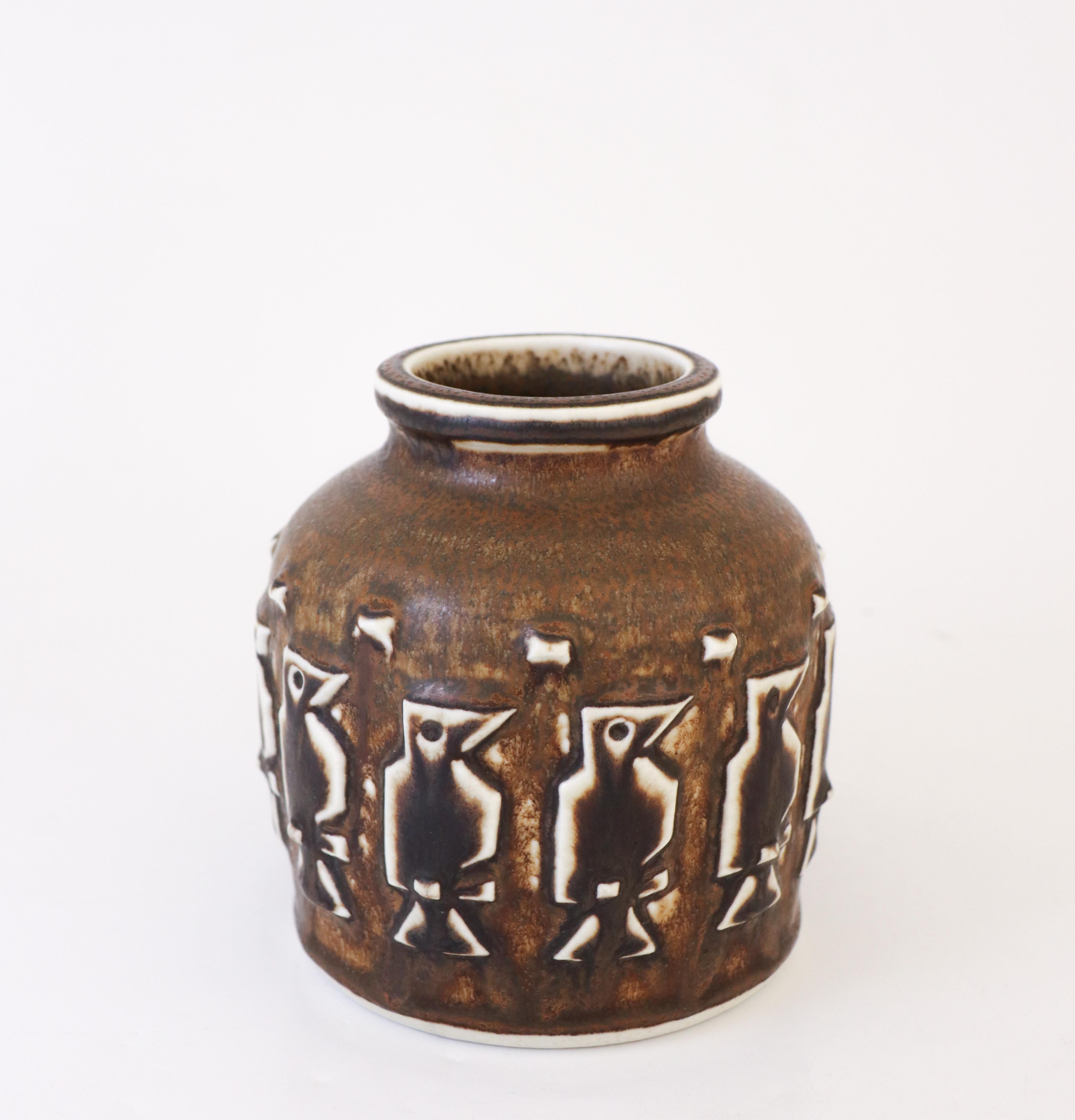 Vaso in ceramica marrone - Uccelli in rilievo - Royal Copenhagen, Danimarca 1961 - 21485 In condizioni ottime in vendita a Stockholm, SE