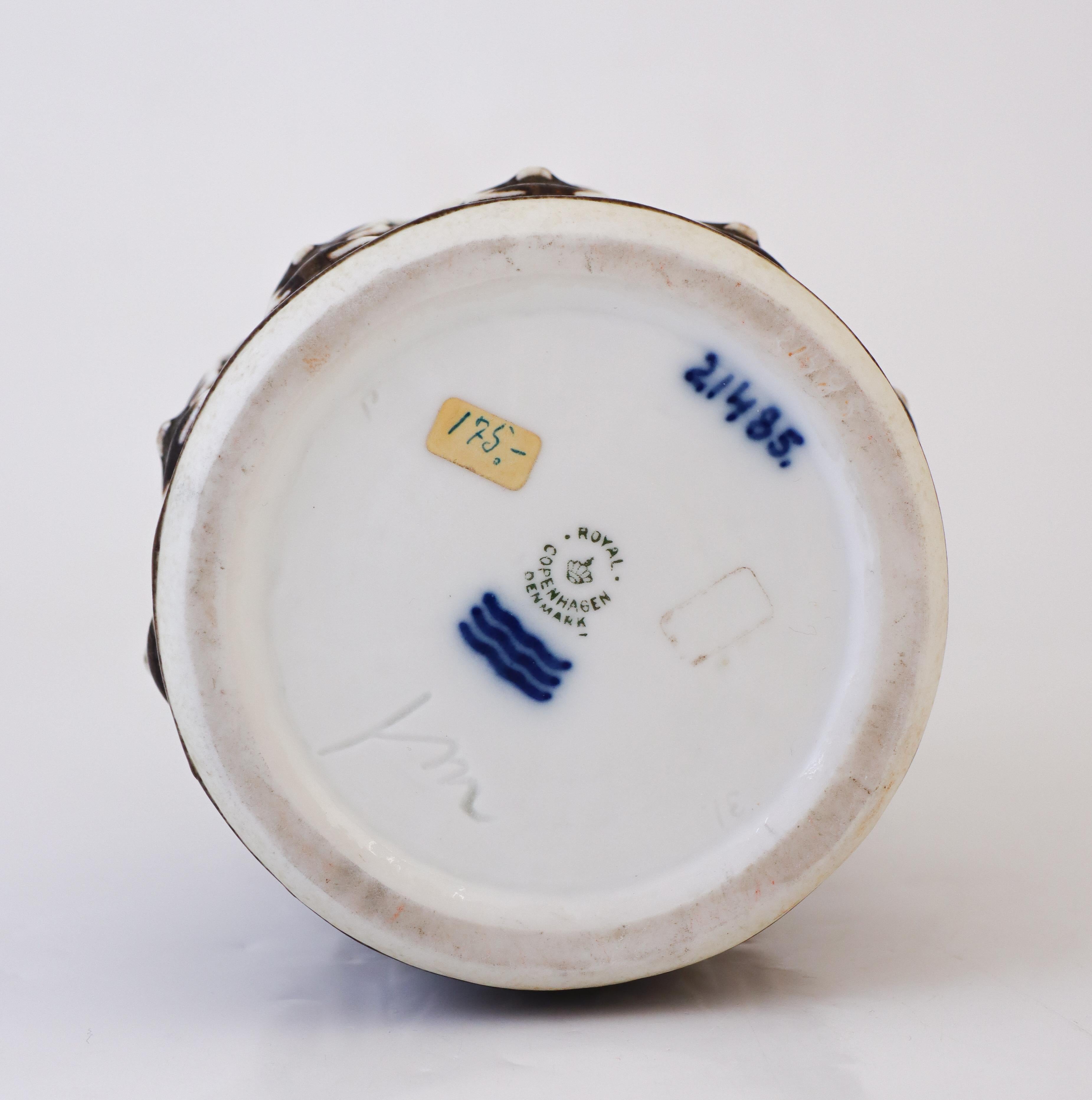 Metà XX secolo Vaso in ceramica marrone - Uccelli in rilievo - Royal Copenhagen, Danimarca 1961 - 21485 in vendita