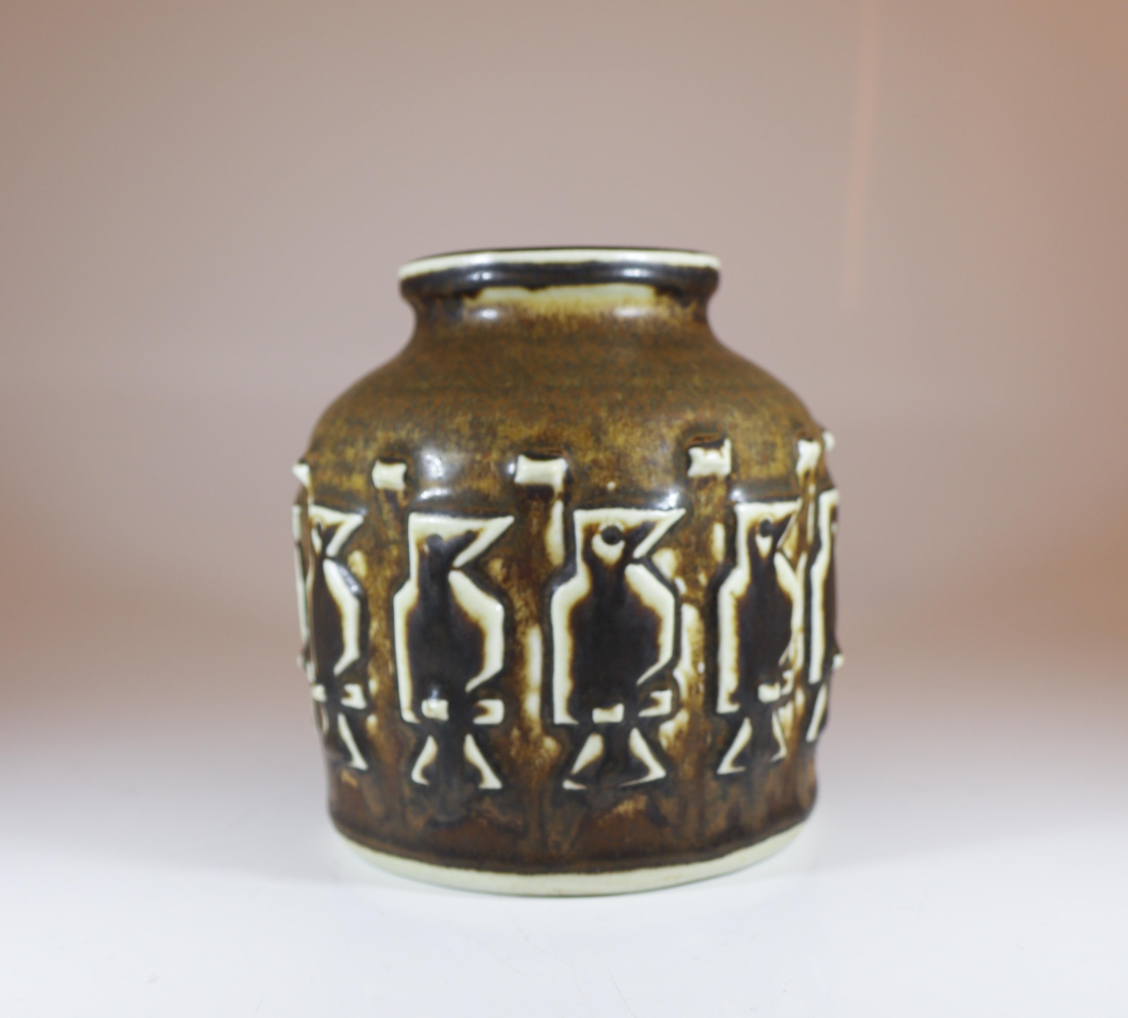 Vaso in ceramica marrone - Uccelli in rilievo - Royal Copenhagen, Danimarca 1961 - 21485 in vendita 1