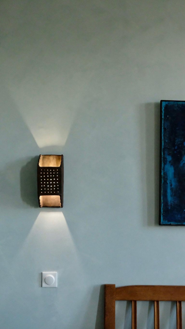 - Handbuilt brown ceramic wall light
- made of clay collected from the potter's surroundings.
- slip applied with natural mineral pigments 
- made in the Moroccan Rif mountains by the potter Houda.
- co-created by the potter Houda x memòri team
-