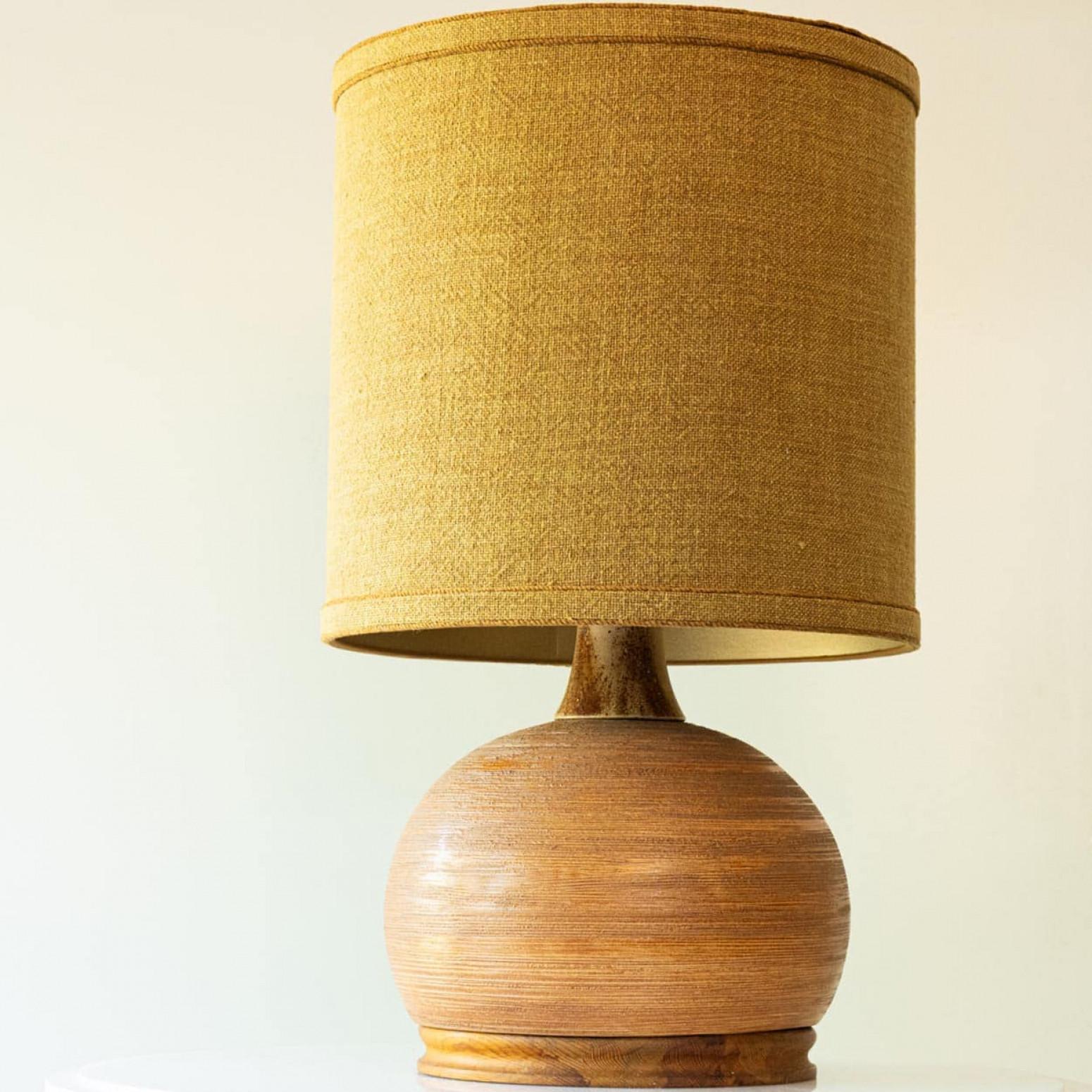 Preciosa lámpara de sobremesa de cerámica, años 70.

Esta base de lámpara aporta una refinada elegancia y un rico atractivo visual a cualquier interior. Con su bella forma, ofrece una presencia única. 

Esta base de tonos marrones encaja