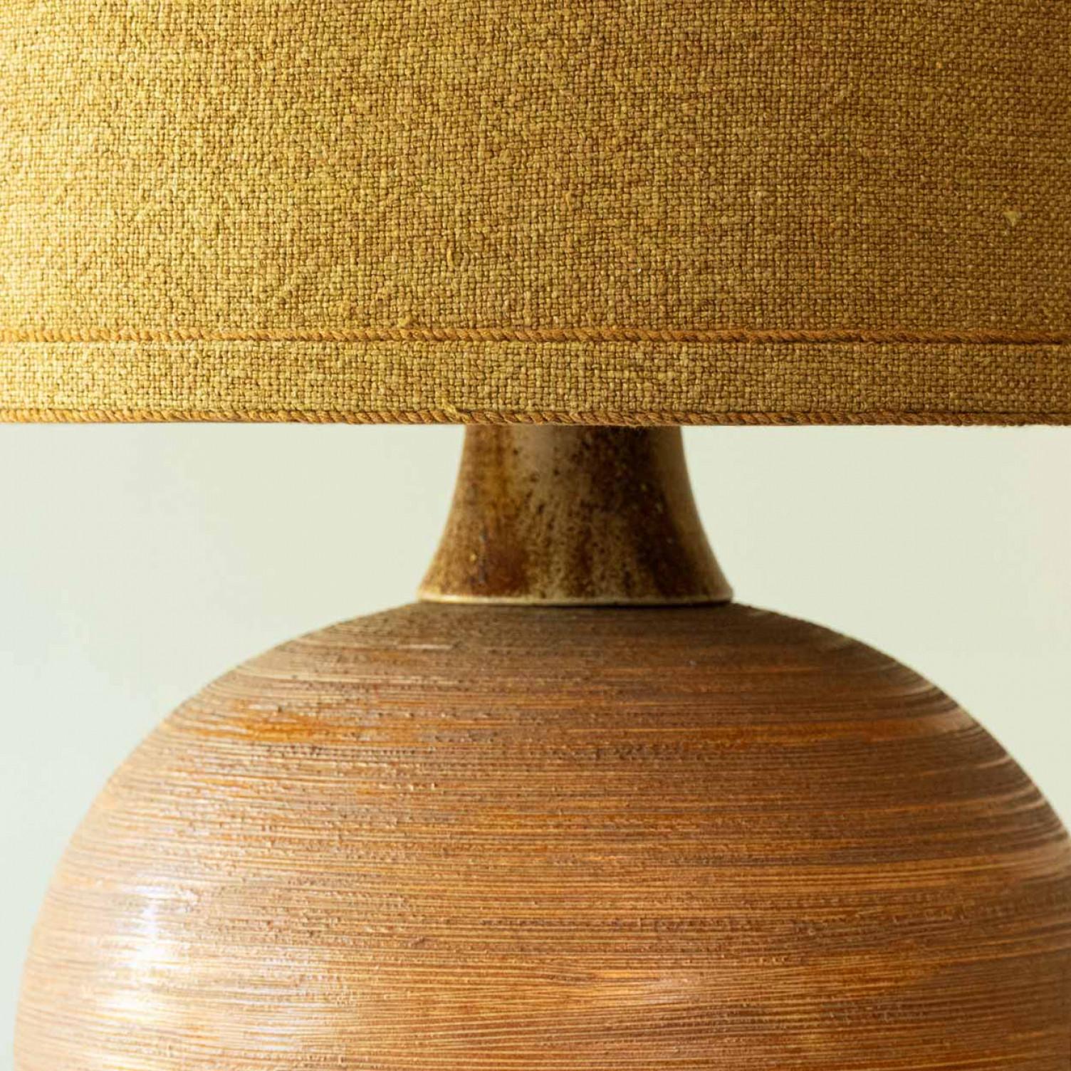 Lámpara de mesa de cerámica marrón y madera de nogal, pantalla nueva de R. Houben, 1970 Moderno de mediados de siglo en venta