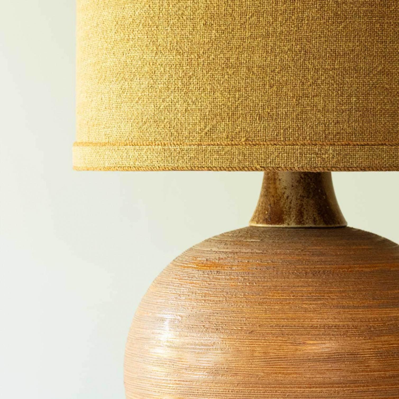 Lámpara de mesa de cerámica marrón y madera de nogal, pantalla nueva de R. Houben, 1970 Otro en venta