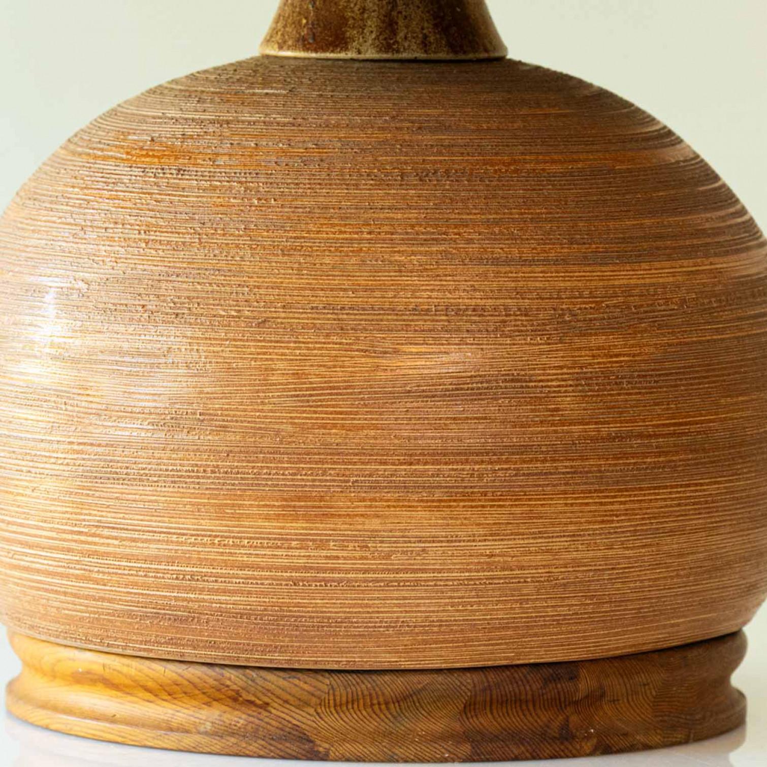 Lámpara de mesa de cerámica marrón y madera de nogal, pantalla nueva de R. Houben, 1970 finales del siglo XX en venta
