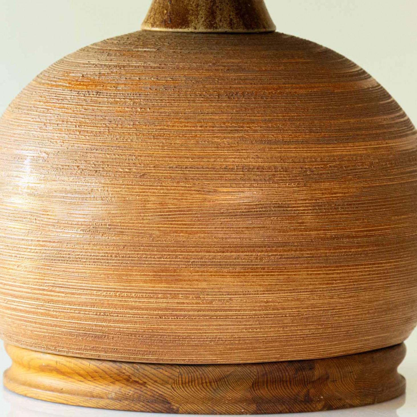 Fin du 20e siècle Lampe de table en céramique brune et bois de noyer, nouvel abat-jour de R. Houben, 1970 en vente