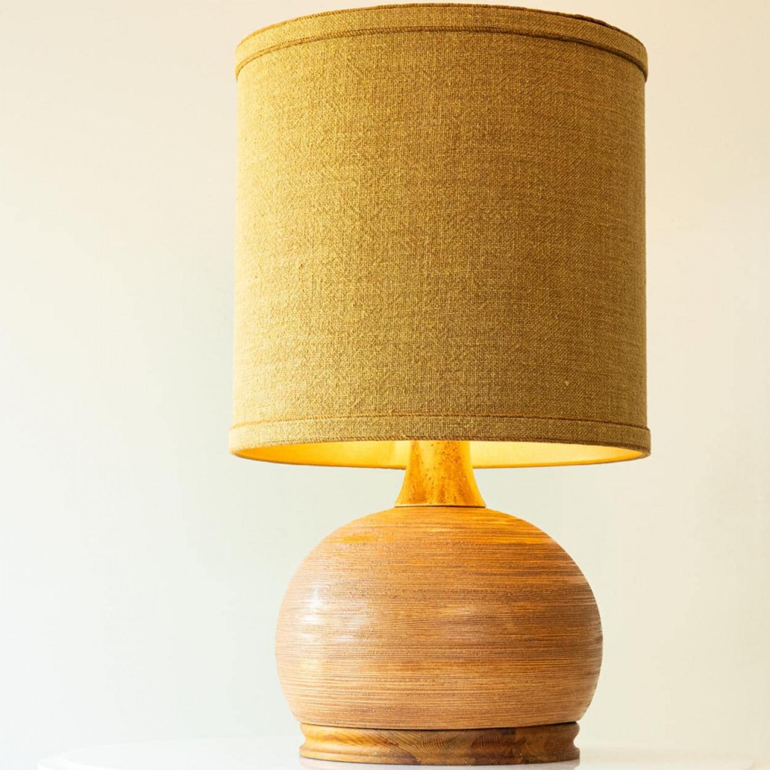 Lámpara de mesa de cerámica marrón y madera de nogal, pantalla nueva de R. Houben, 1970 Cerámico en venta