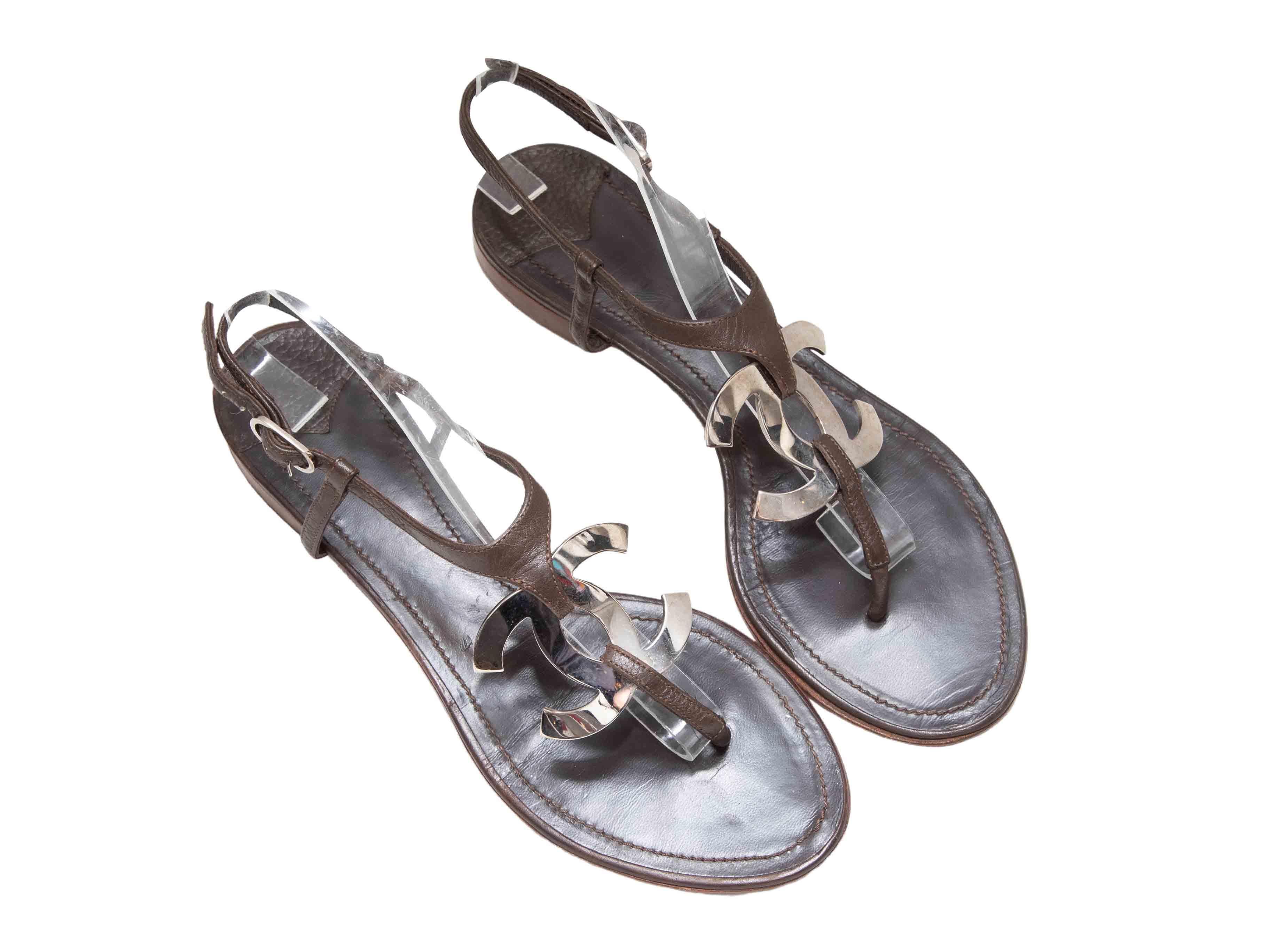 Braune Leder-CC-Zehenstegsandalen von Chanel. Silberfarbene Hardware. Schnallenverschlüsse an den Knöchelriemen. 0.75