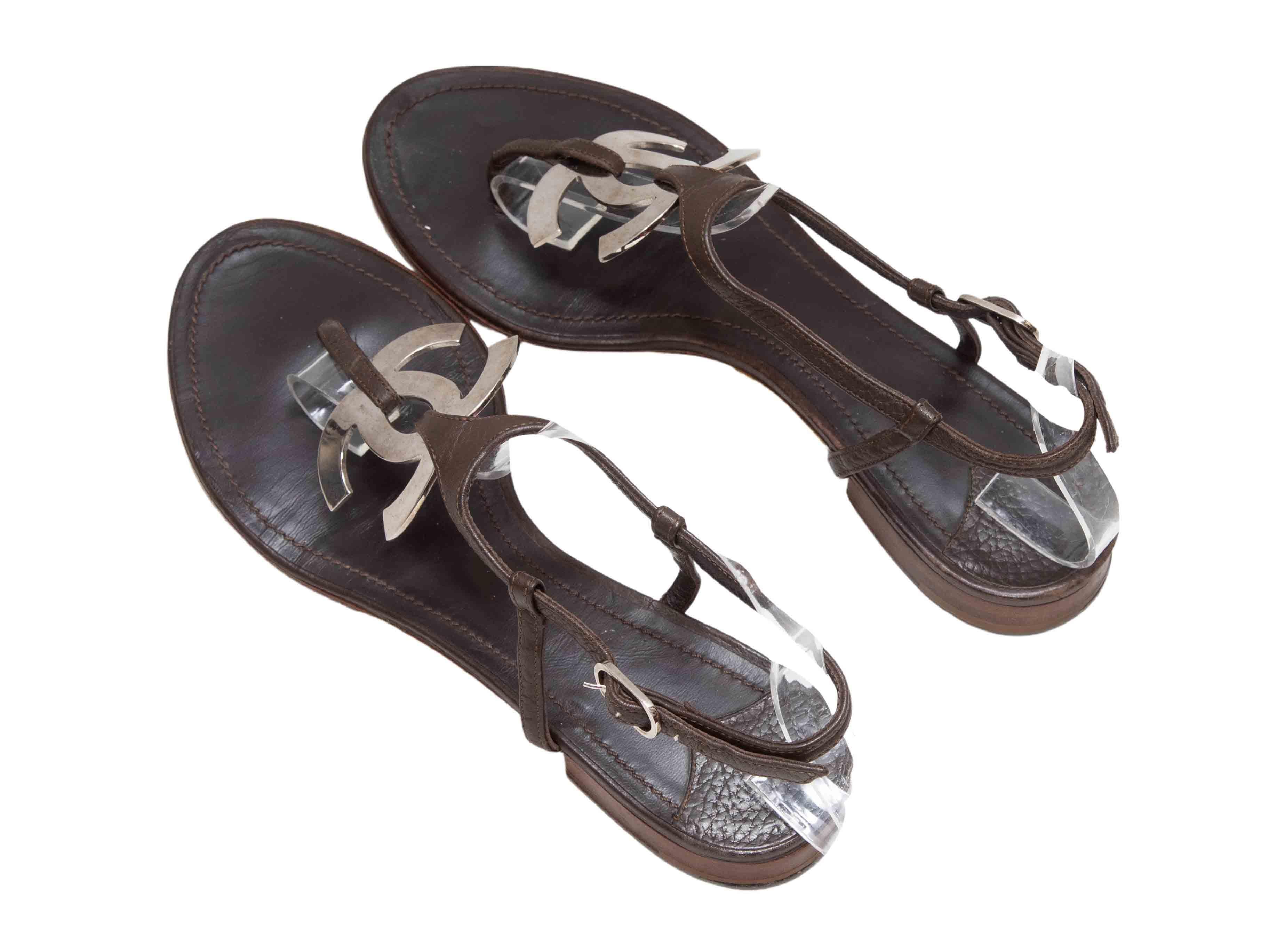 Braun Chanel Leder CC Zehenstegsandalen Größe 38.5 im Zustand „Gut“ im Angebot in New York, NY