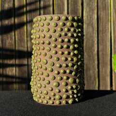 Brown Clay Amoeba Matt glasierte Vase mit Matcha Toned Dots