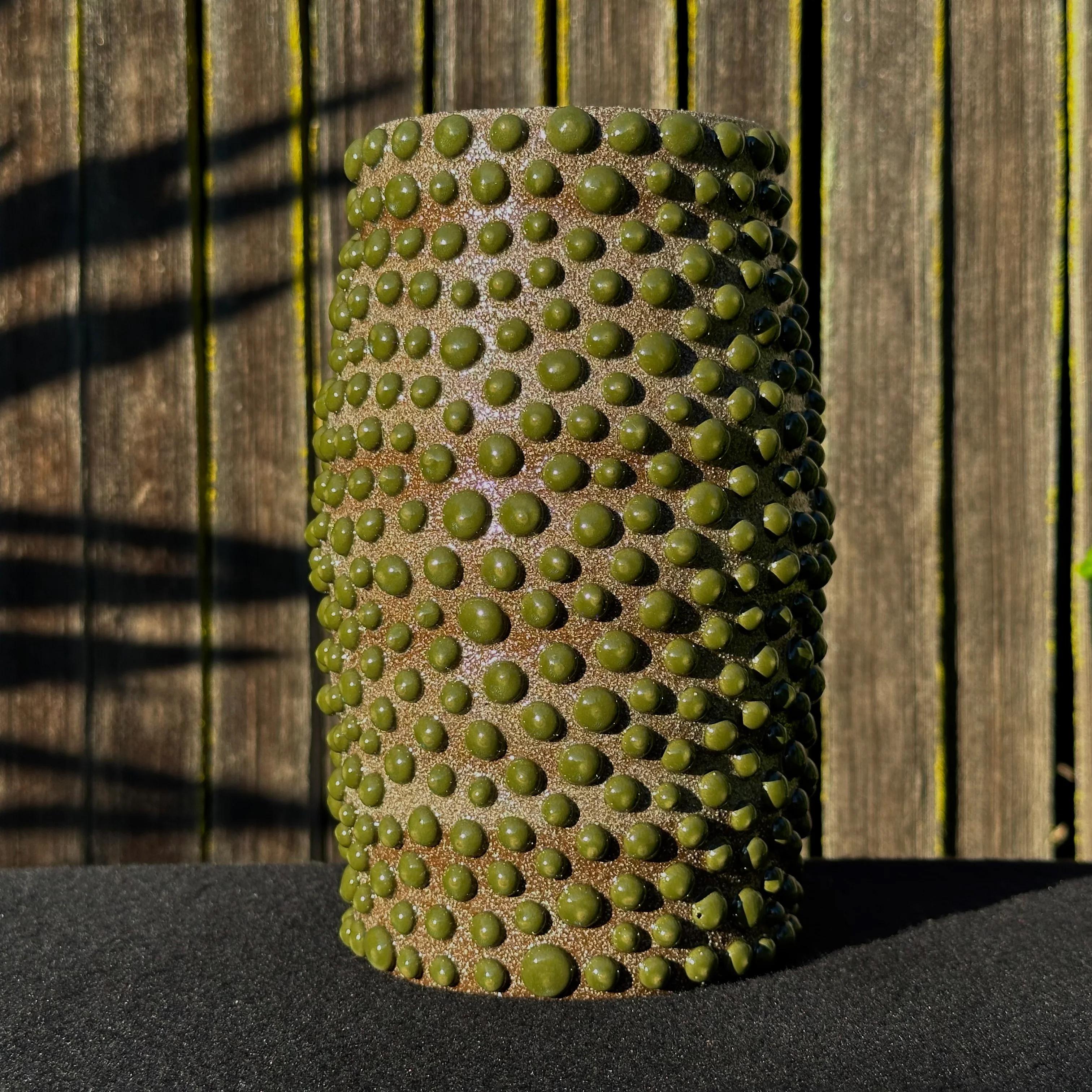 Die vom Künstler Justin Kiene aus Oakland entworfenen und hergestellten organischen Pflanzgefäße und Vasen sind von den Formen der natürlichen und mikroskopischen Welt inspiriert.

Jedes Stück wird von Hand gedreht und glasiert, was es in Ton, Form