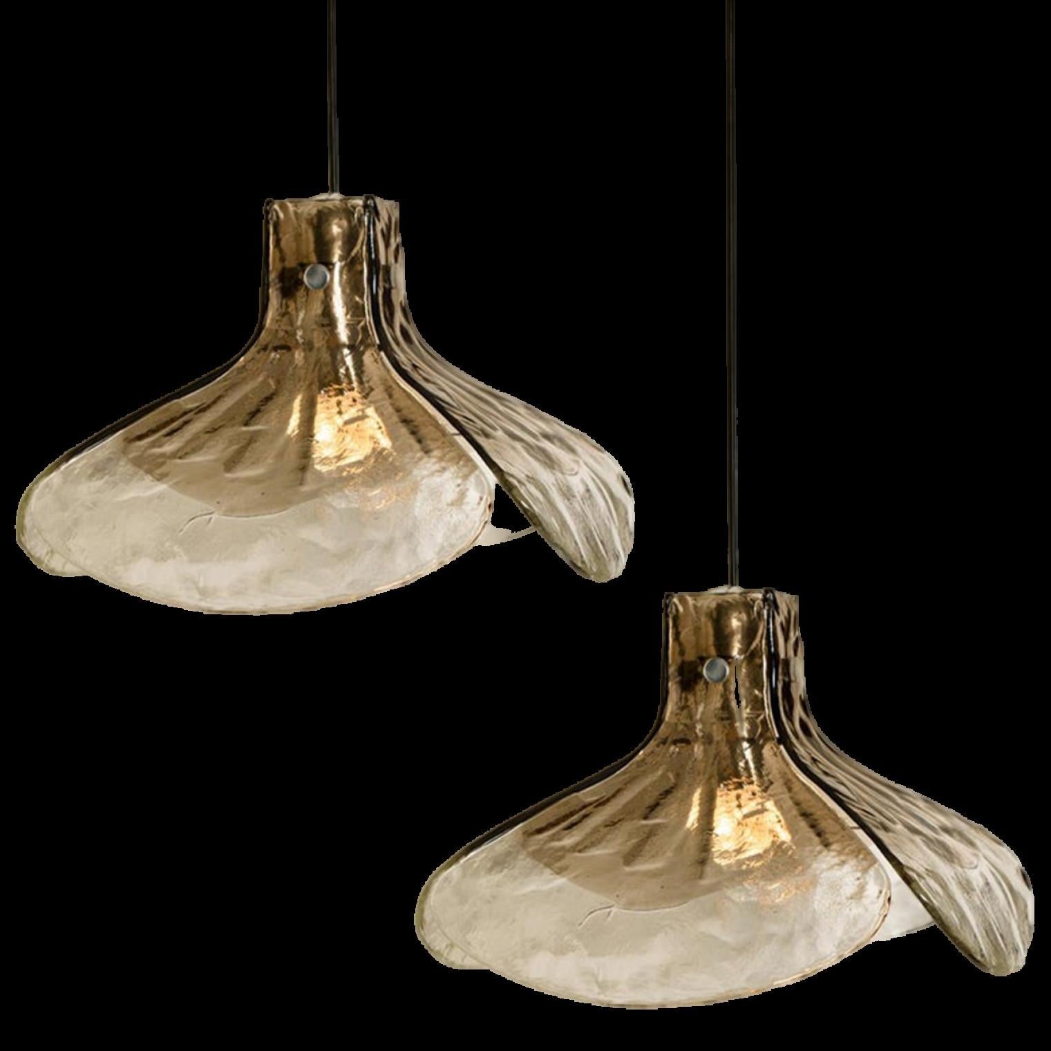 1 des 2 lampes suspendues, modèle LS185 par Carlo Nason pour Mazzega.
Quatre feuilles cristallines et brunes fumées composent cette belle pièce artisanale en verre épais de Murano.

Mesures : H 16.93