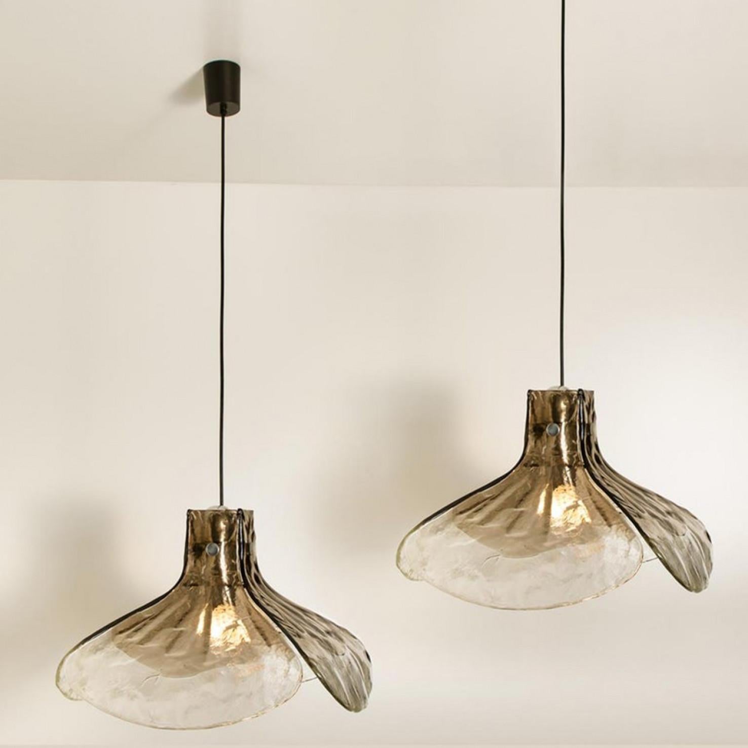 Fin du 20e siècle Lampes à suspension en verre transparent marron modèle LS185 de Carlo Nason pour Mazzega en vente