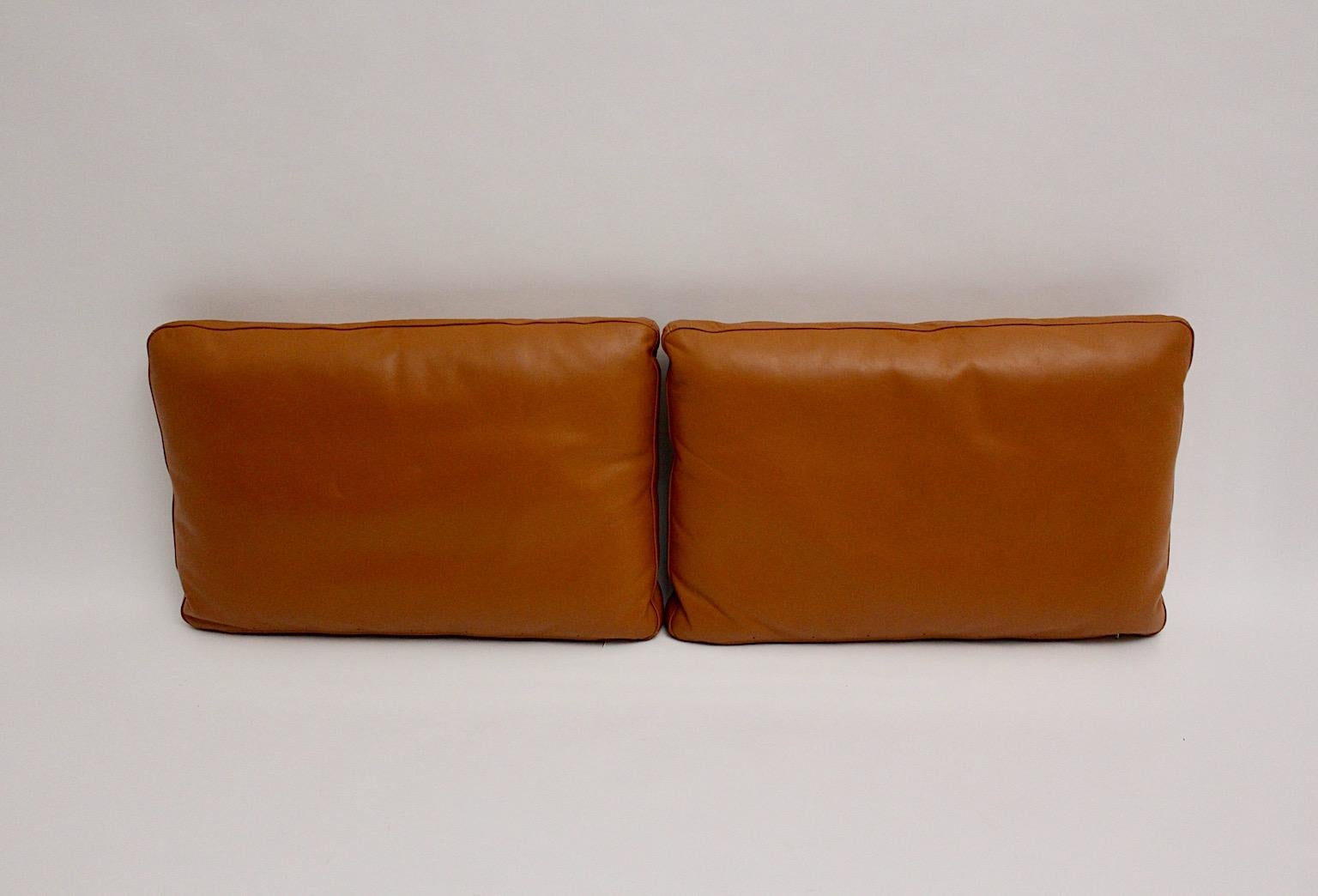 Trois grands coussins vintage en cuir cognac surpiqué marron, 1970, Suisse en vente 3