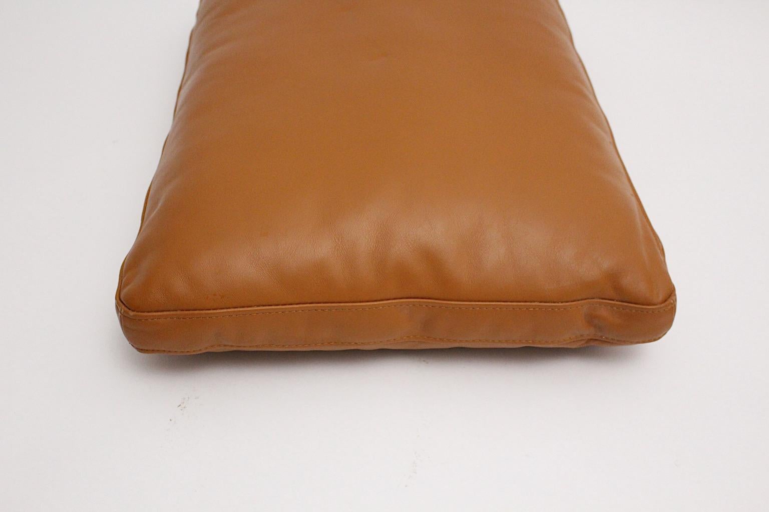 Trois grands coussins vintage en cuir cognac surpiqué marron, 1970, Suisse en vente 4