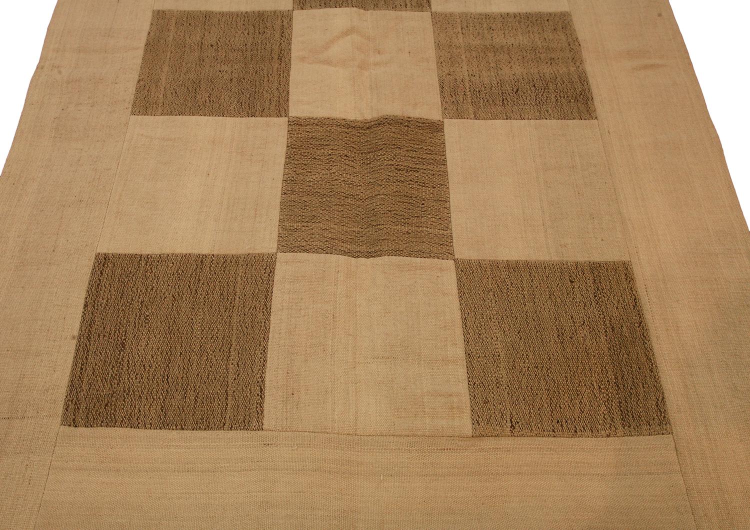 Brauner türkischer Patchwork-Teppich in Braun, 1950–1970 (Türkisch) im Angebot