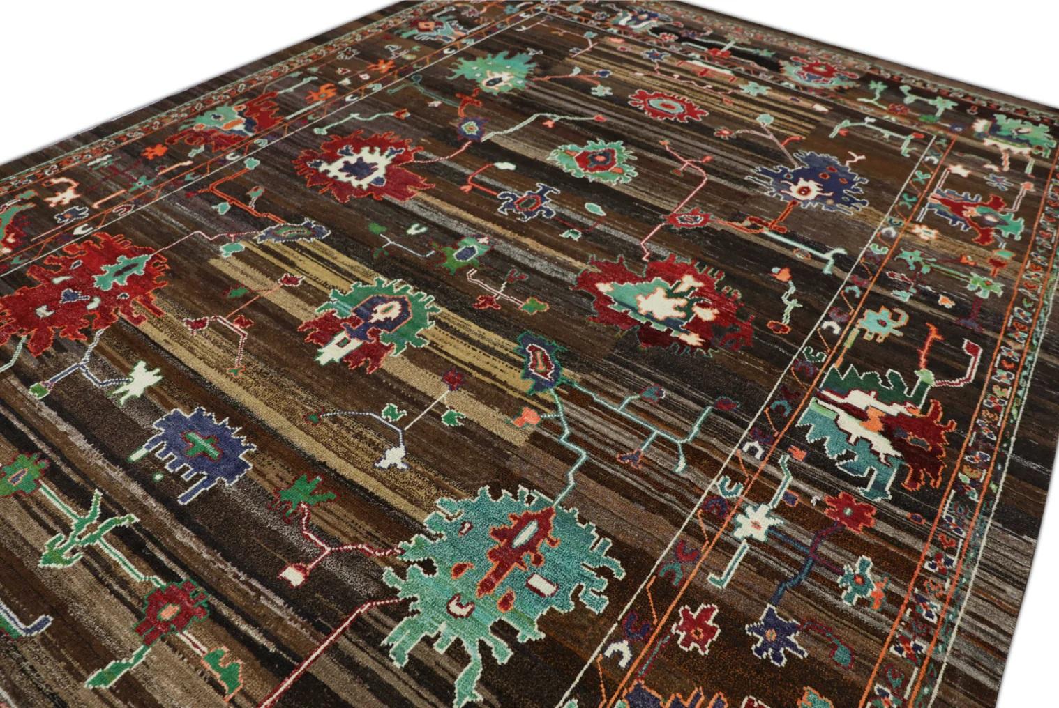 Ce tapis moderne turc Oushak, fabriqué à partir de laine vintage récupérée, est une œuvre d'art étonnante qui a été tissée à la main selon des techniques traditionnelles par des artisans qualifiés. Le tapis présente des motifs complexes et une