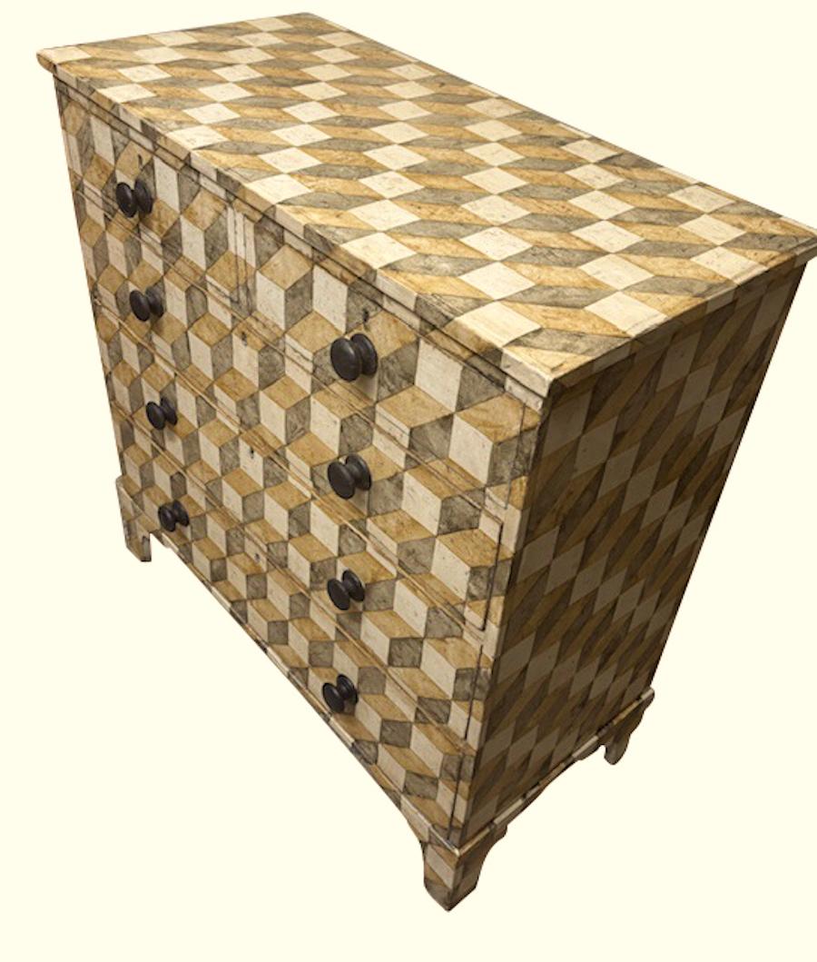 Dipinto a finto da un artigiano inglese su uno scrittoio a cinque cassetti in mogano originale del XIX secolo.
Combinazione di colori marrone.
Motivo decorativo tridimensionale.