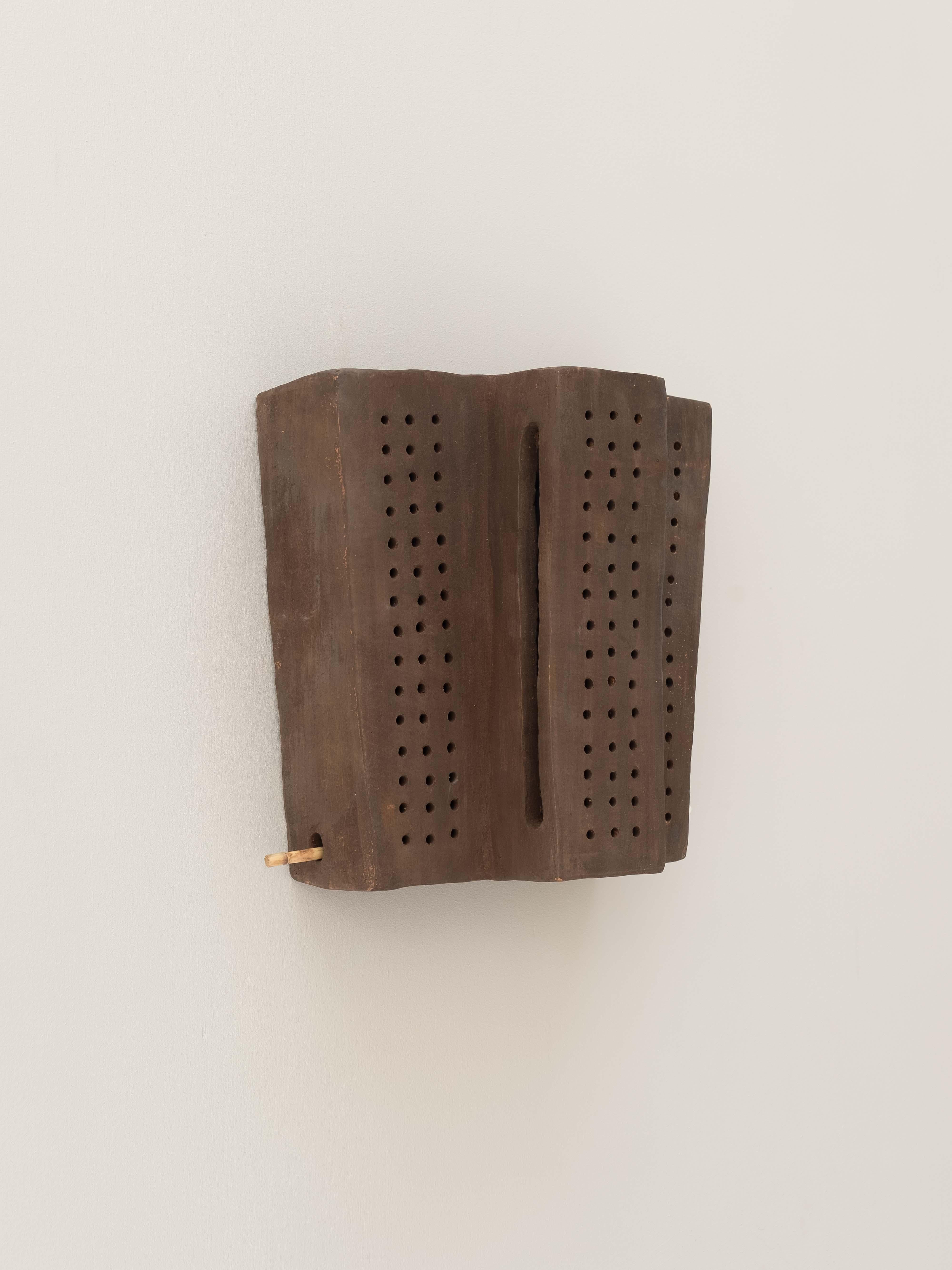 Brown contemporary Wandleuchte aus Keramik aus lokalem Ton von memòri studio im Angebot 4