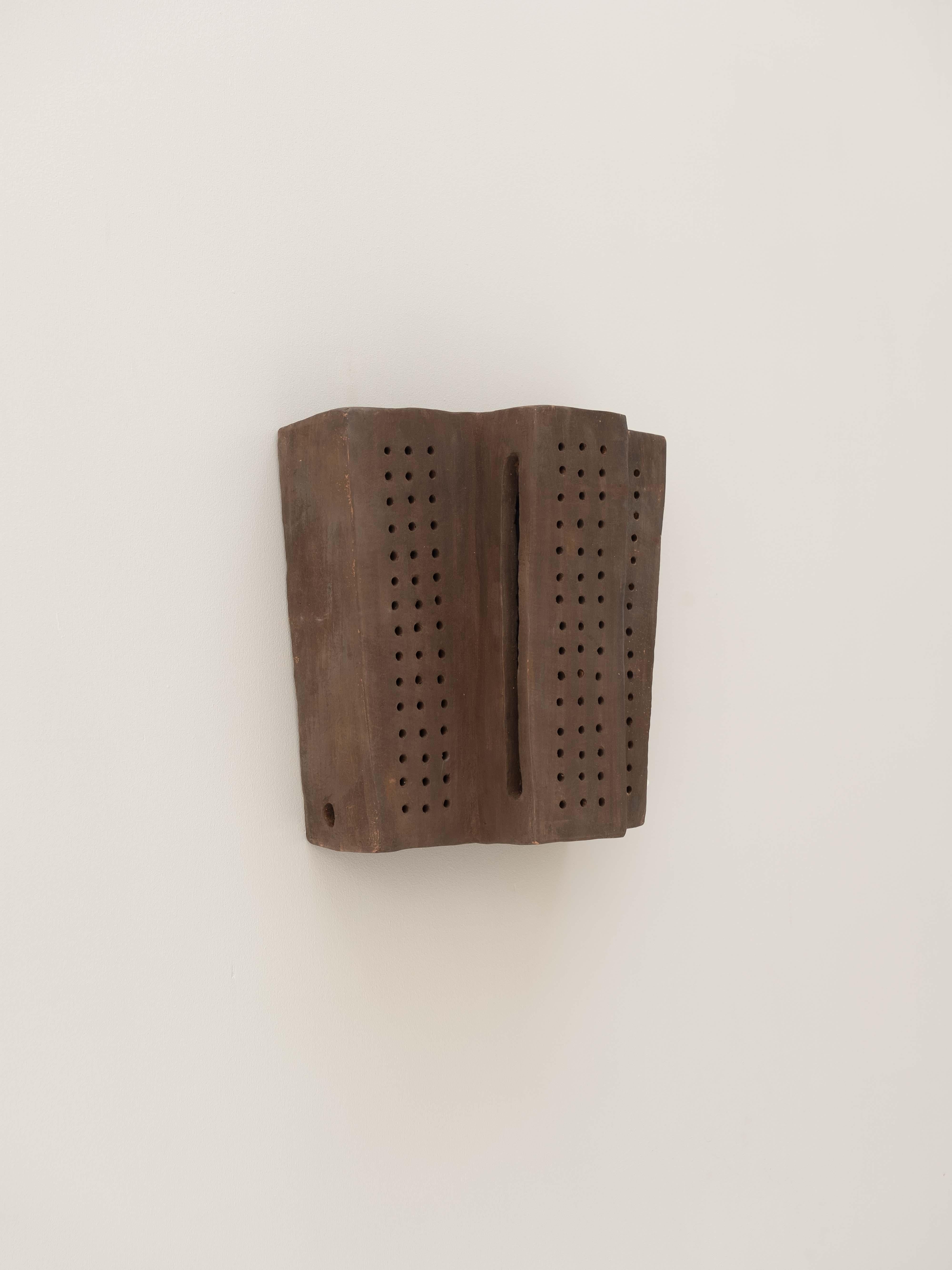 Brown contemporary Wandleuchte aus Keramik aus lokalem Ton von memòri studio im Angebot 5