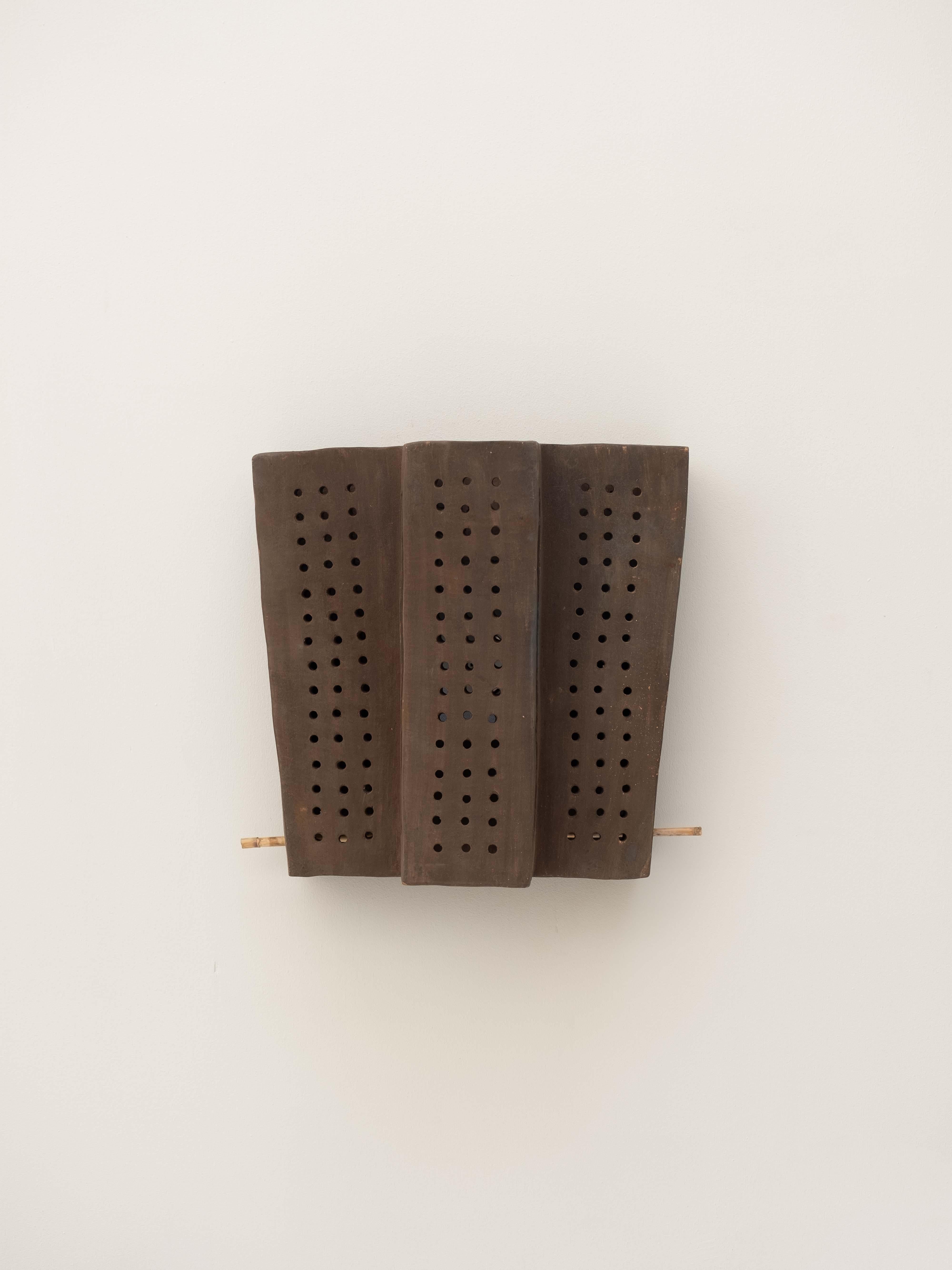 Brown contemporary Wandleuchte aus Keramik aus lokalem Ton von memòri studio (Arts and Crafts) im Angebot