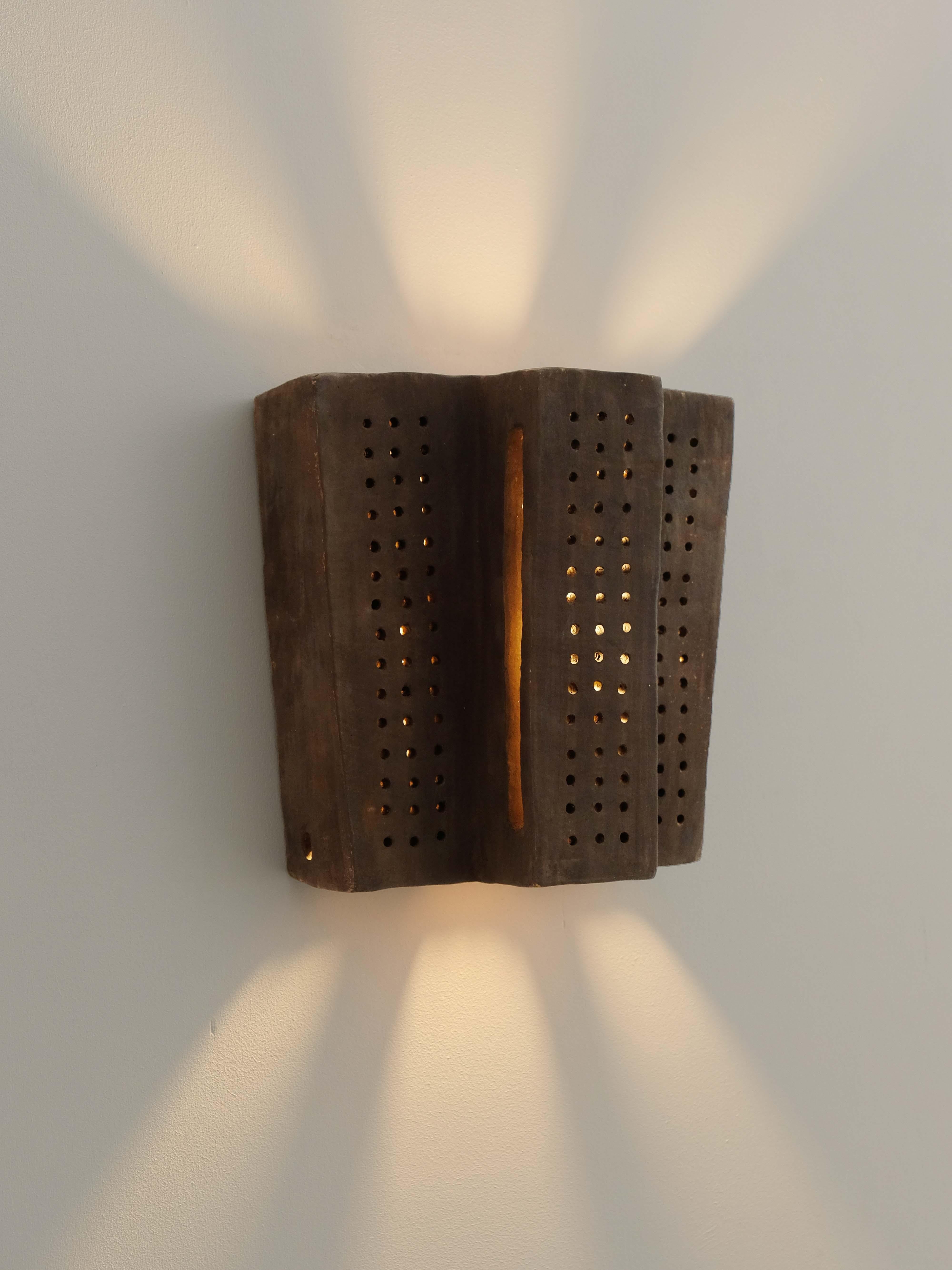 Brown contemporary Wandleuchte aus Keramik aus lokalem Ton von memòri studio (Marokkanisch) im Angebot