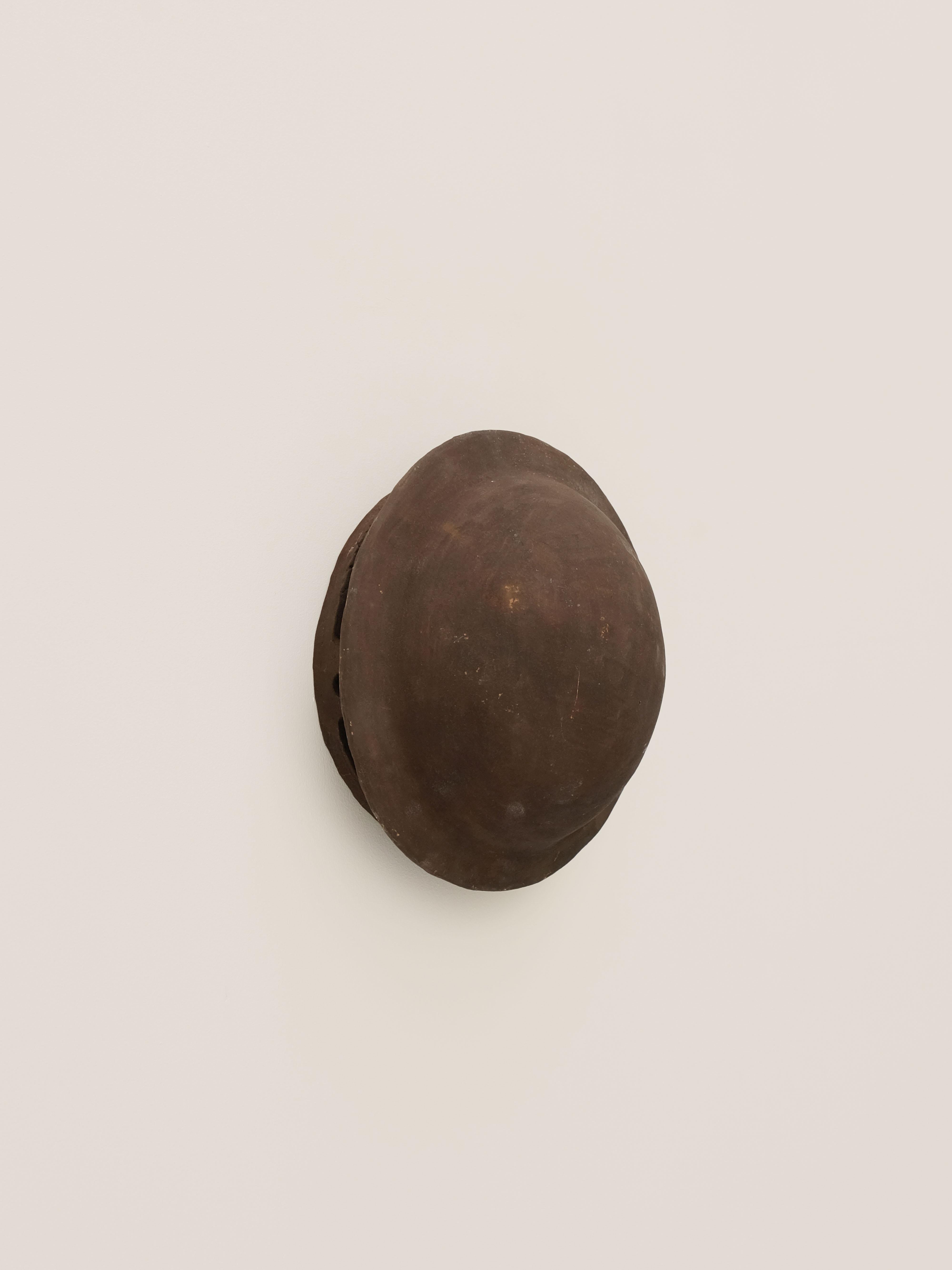 - Handbuilt terracotta ceramic wall light
- made of clay collected from the potter's surroundings.
- made in the Moroccan Rif mountains by the potter Houda.
- co-created by the potter Houda x memòri team
- small scale-production
- an extra fixing is