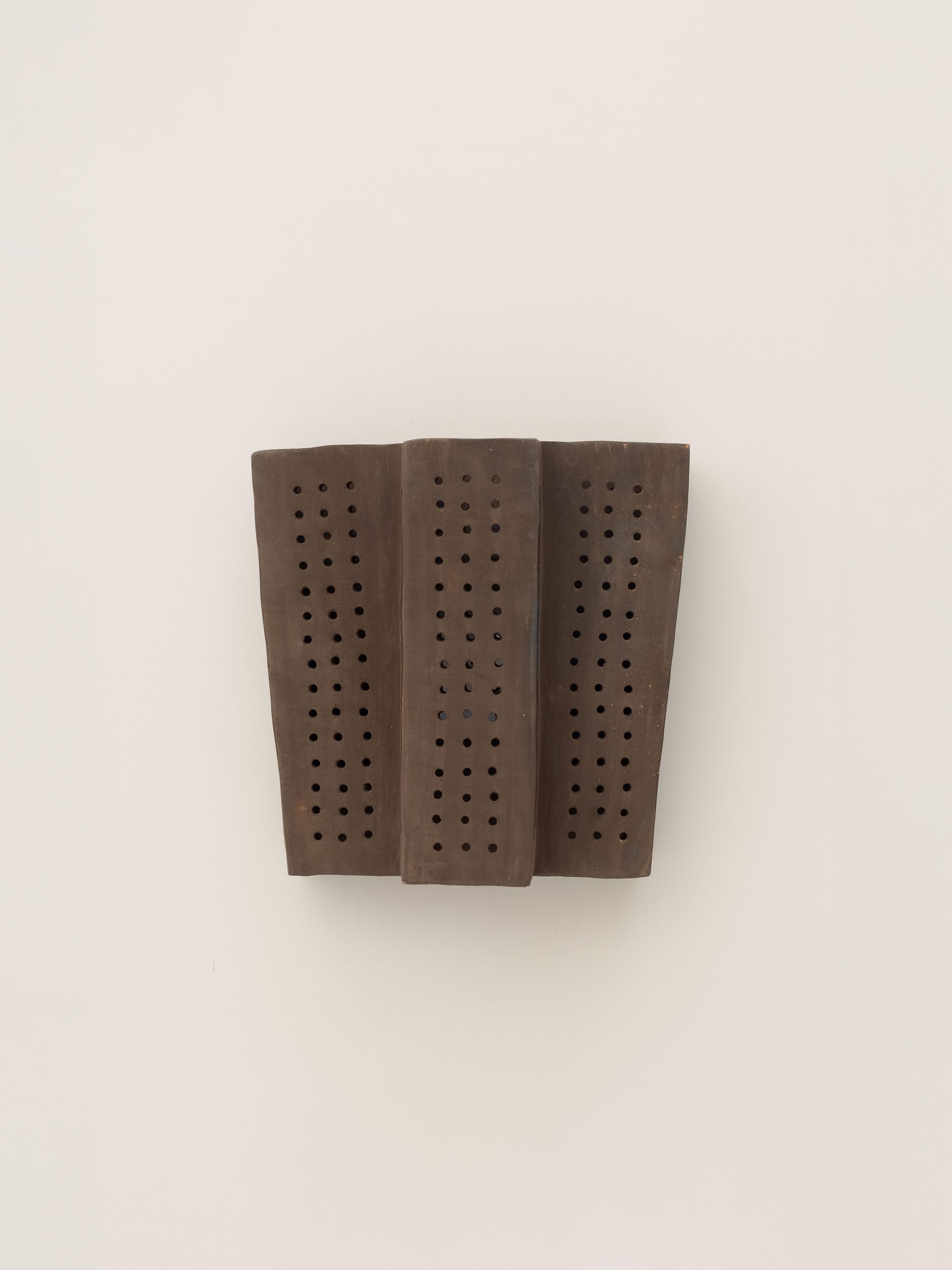 Brown contemporary Wandleuchte aus Keramik aus lokalem Ton von memòri studio im Zustand „Neu“ im Angebot in Marseille, FR