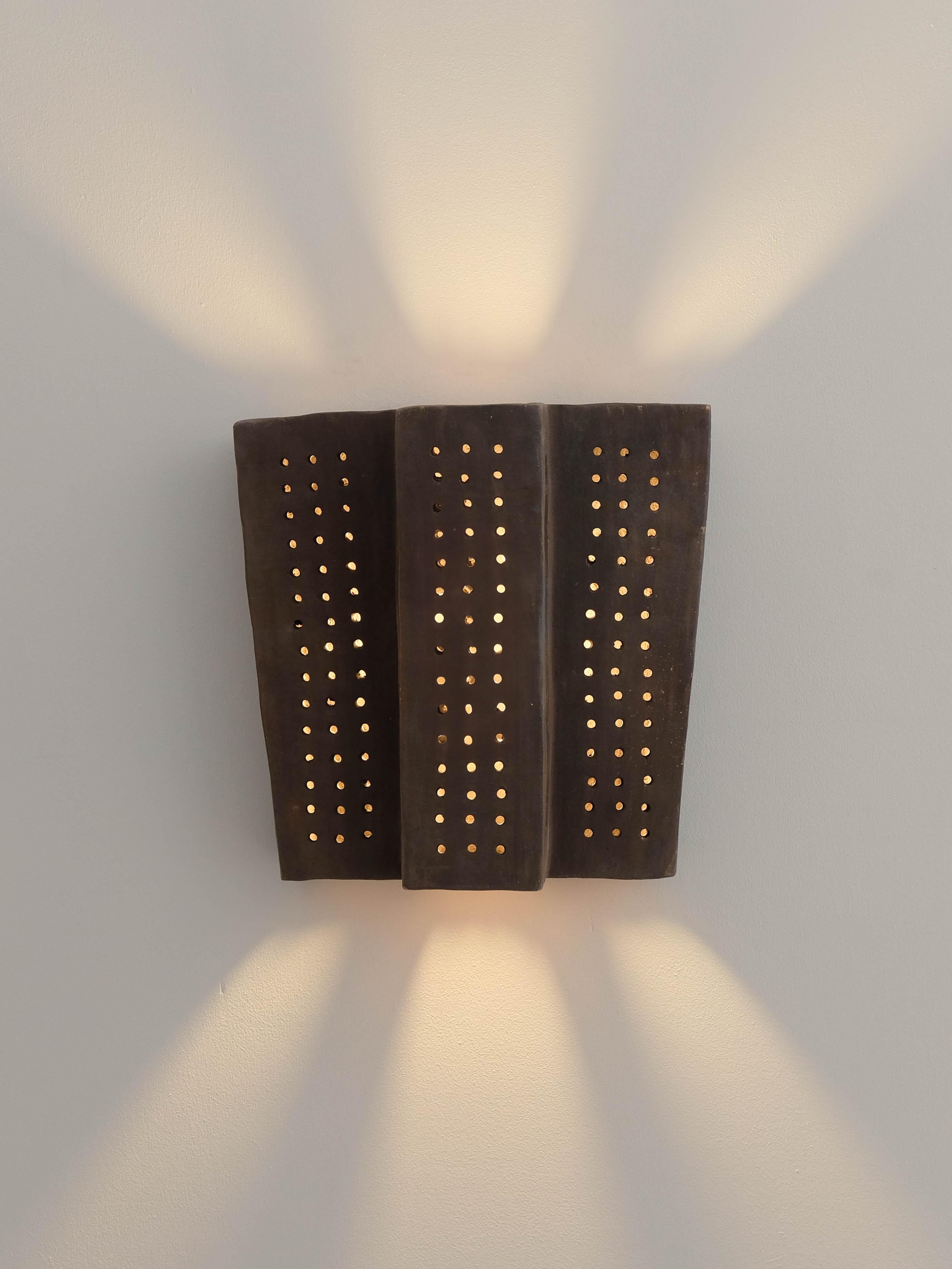 Brown contemporary Wandleuchte aus Keramik aus lokalem Ton von memòri studio (21. Jahrhundert und zeitgenössisch) im Angebot