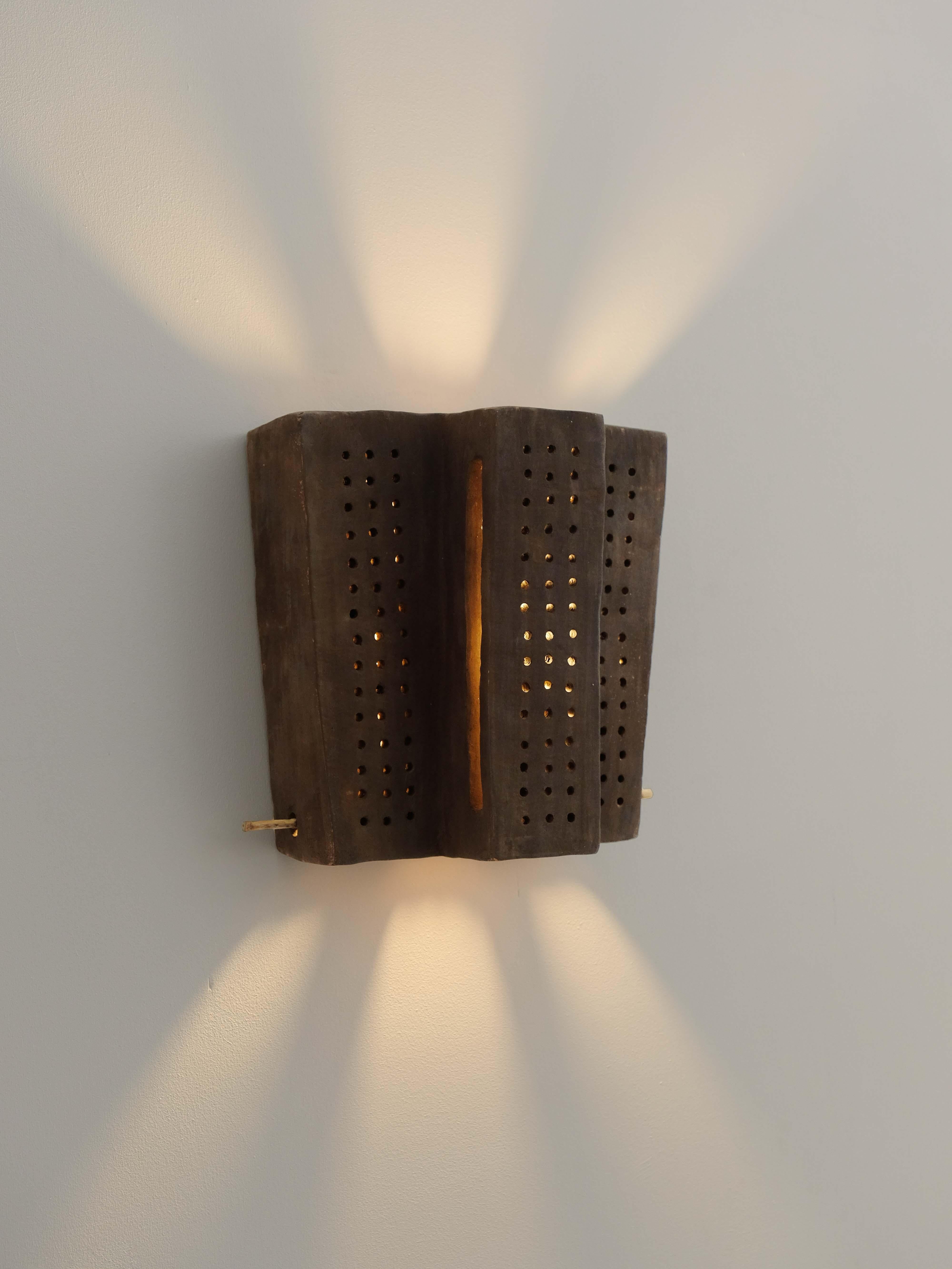 Brown contemporary Wandleuchte aus Keramik aus lokalem Ton von memòri studio im Angebot 1