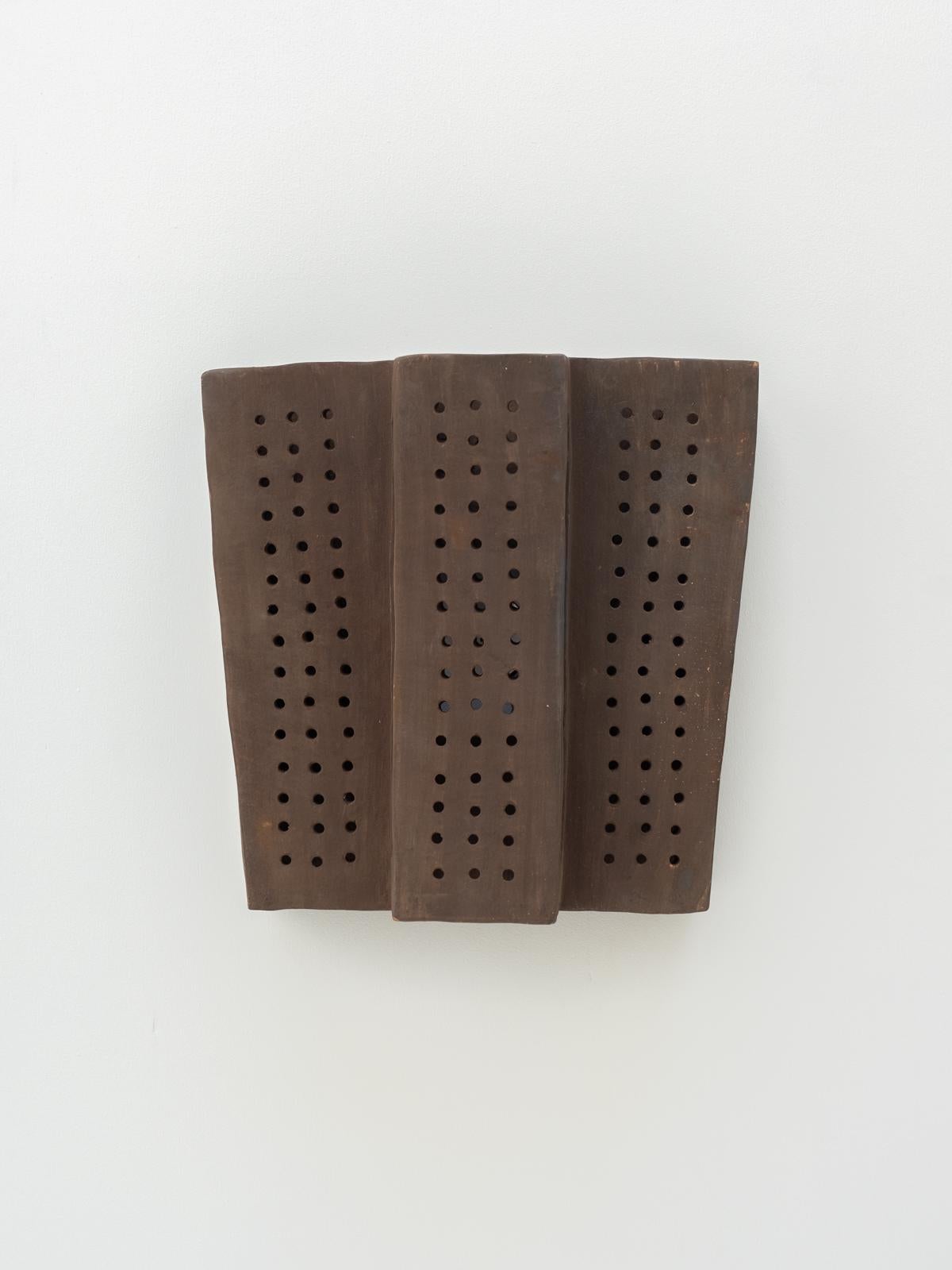 Brown contemporary Wandleuchte aus Keramik aus lokalem Ton von memòri studio im Angebot 2