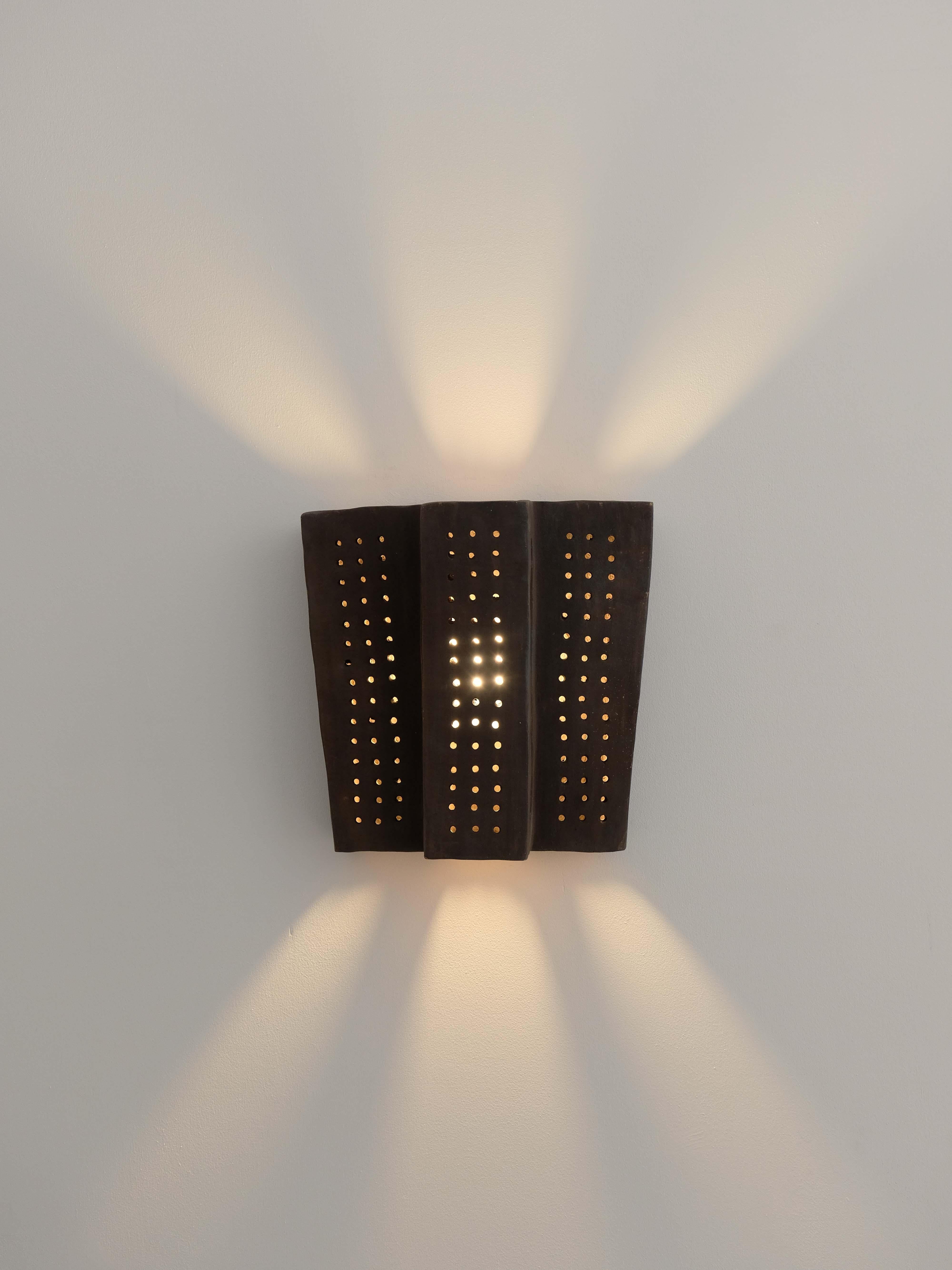 Brown contemporary Wandleuchte aus Keramik aus lokalem Ton von memòri studio im Angebot 2