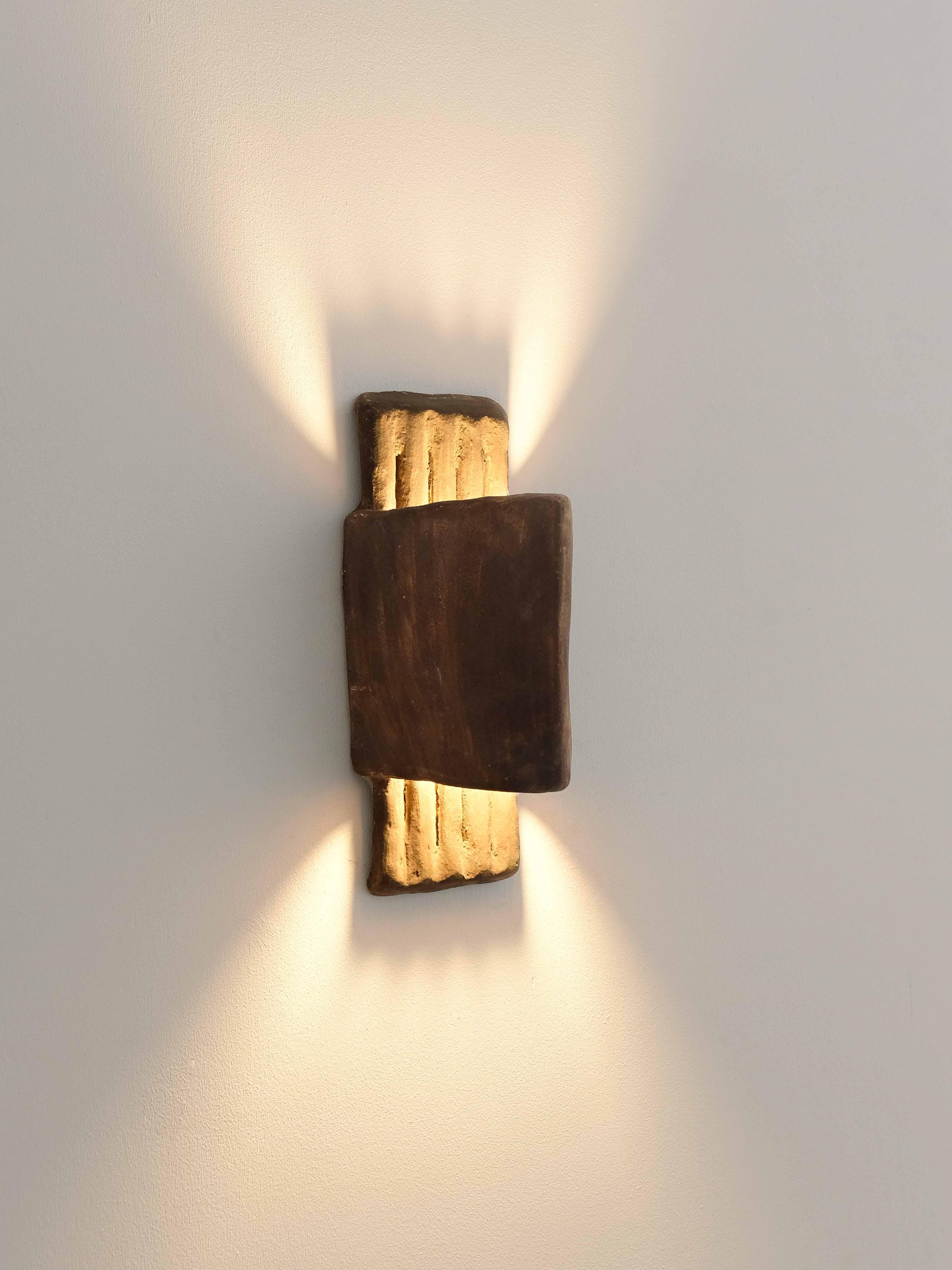 Aplique de cerámica contemporánea marrón de arcilla local, hecho a mano en venta 9