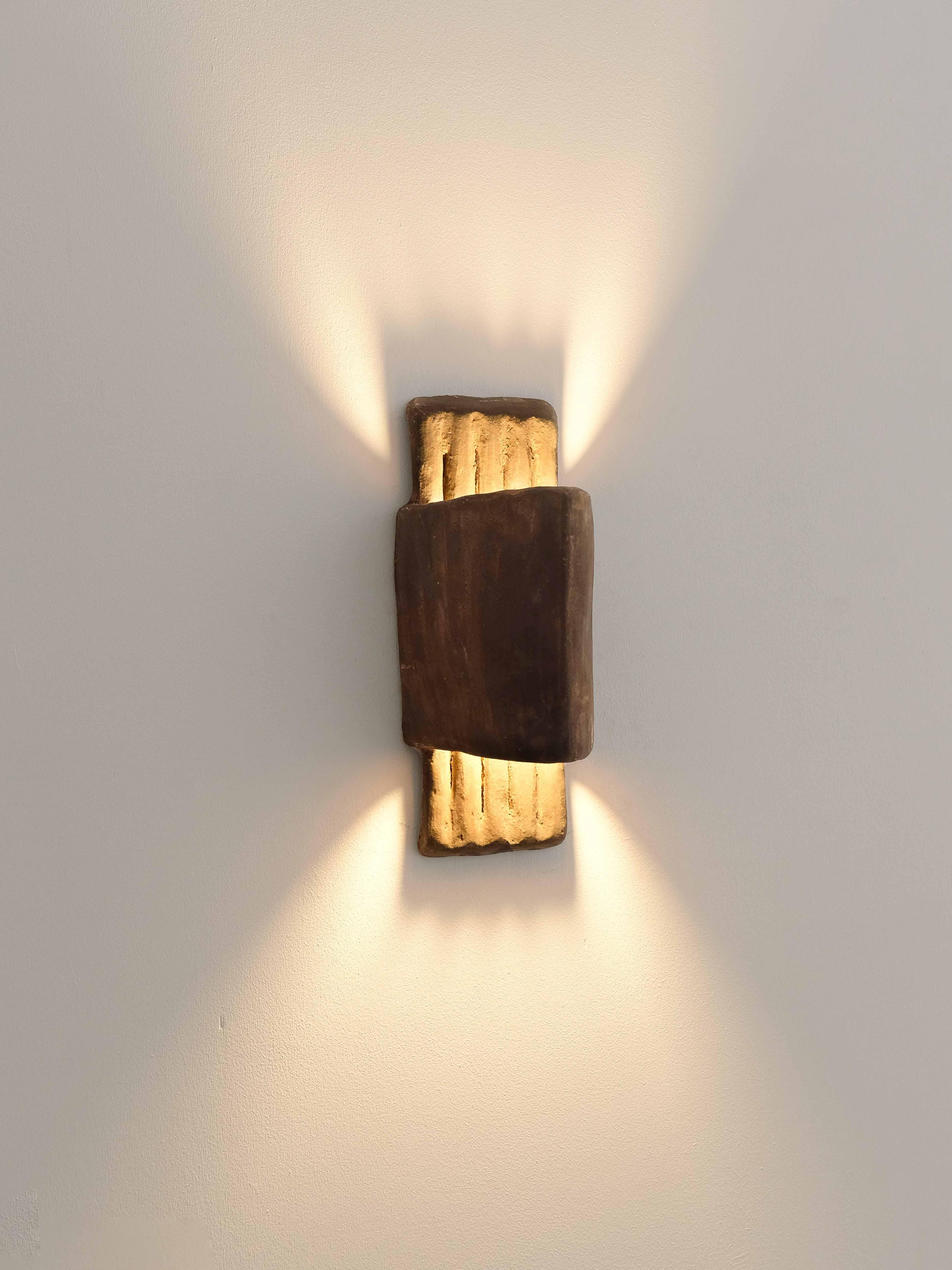 Aplique de cerámica contemporánea marrón de arcilla local, hecho a mano en venta 11