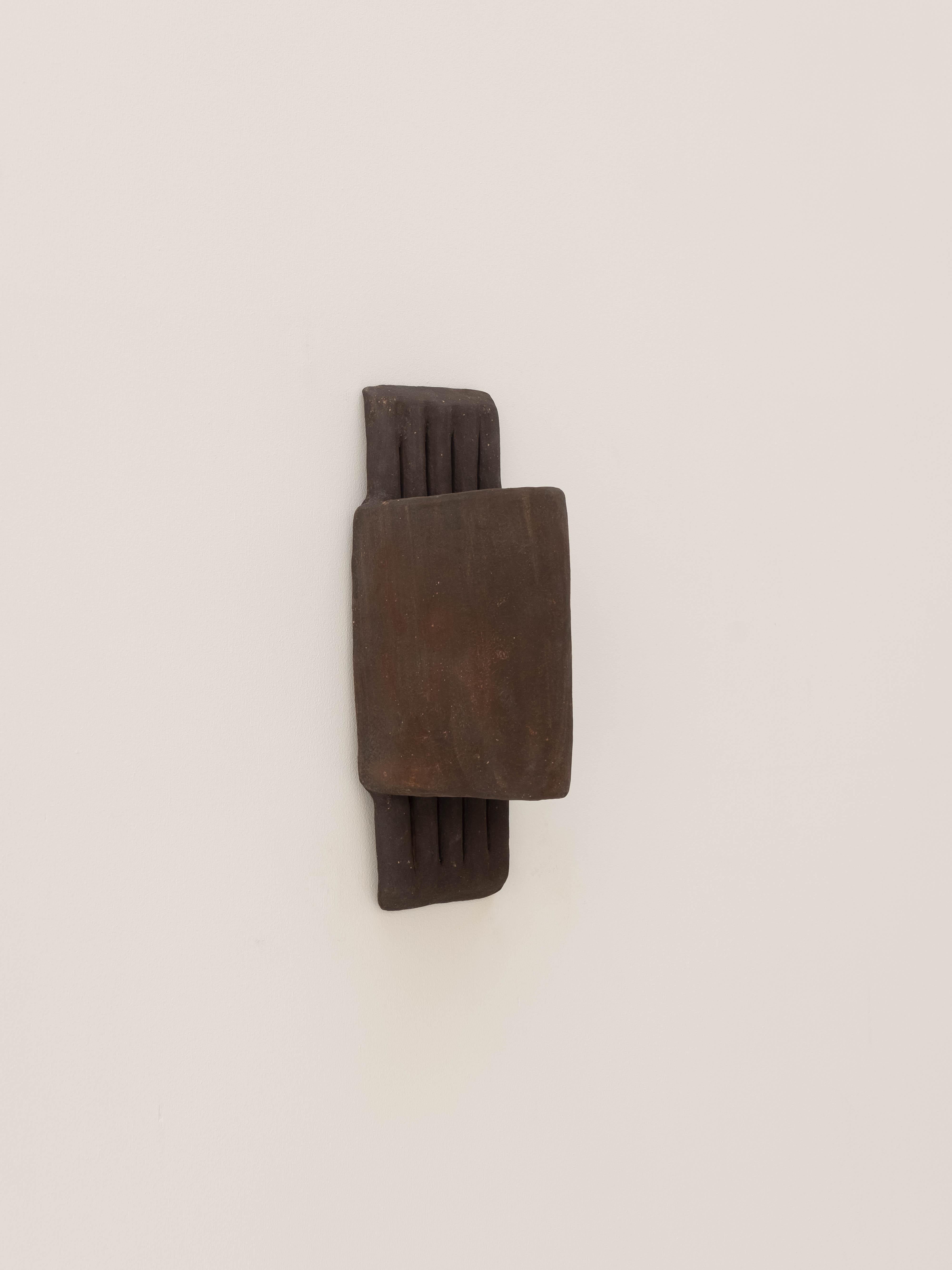 Aplique de cerámica contemporánea marrón de arcilla local, hecho a mano en venta 12