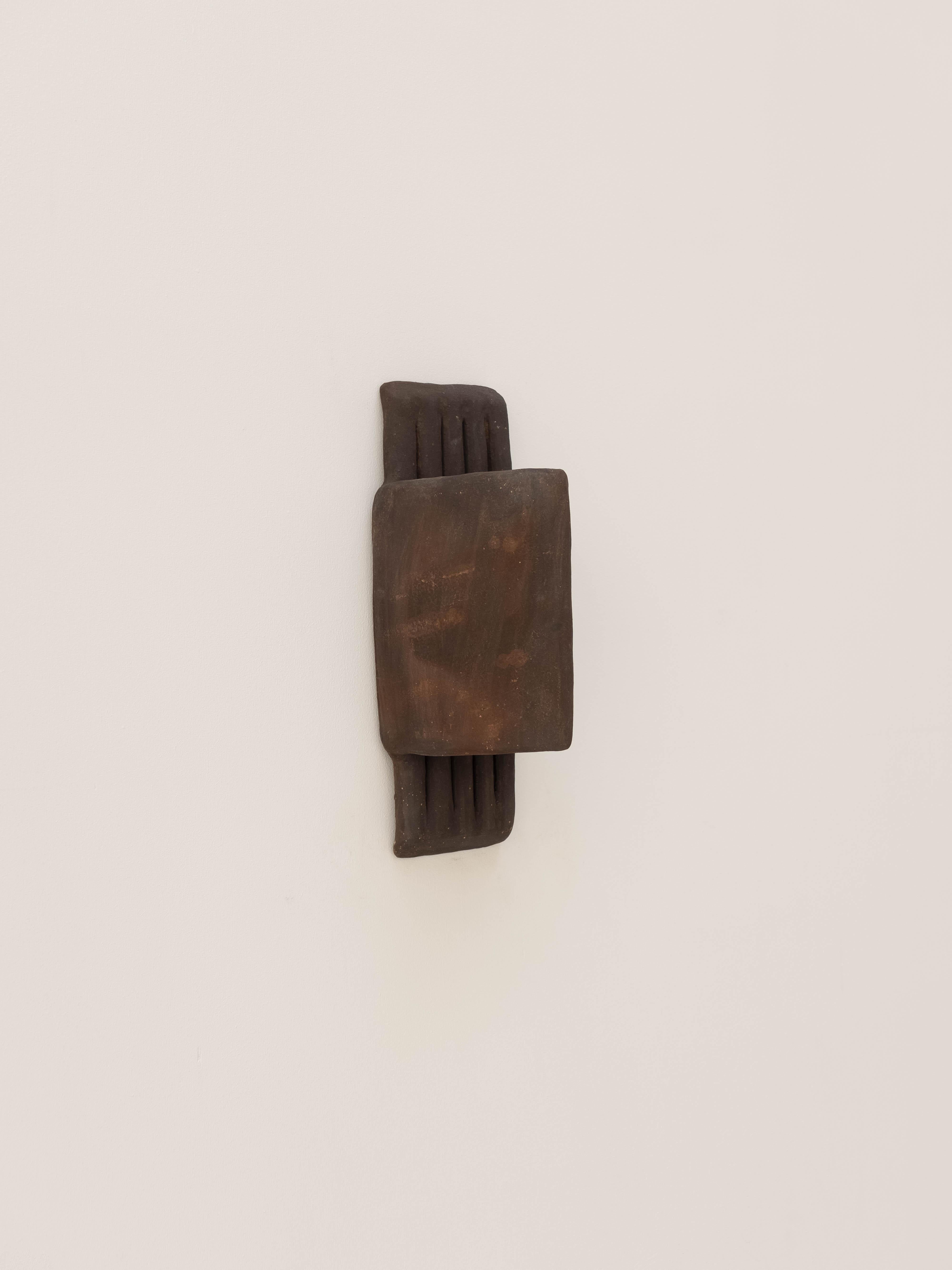 Aplique de cerámica contemporánea marrón de arcilla local, hecho a mano Artes y manualidades en venta