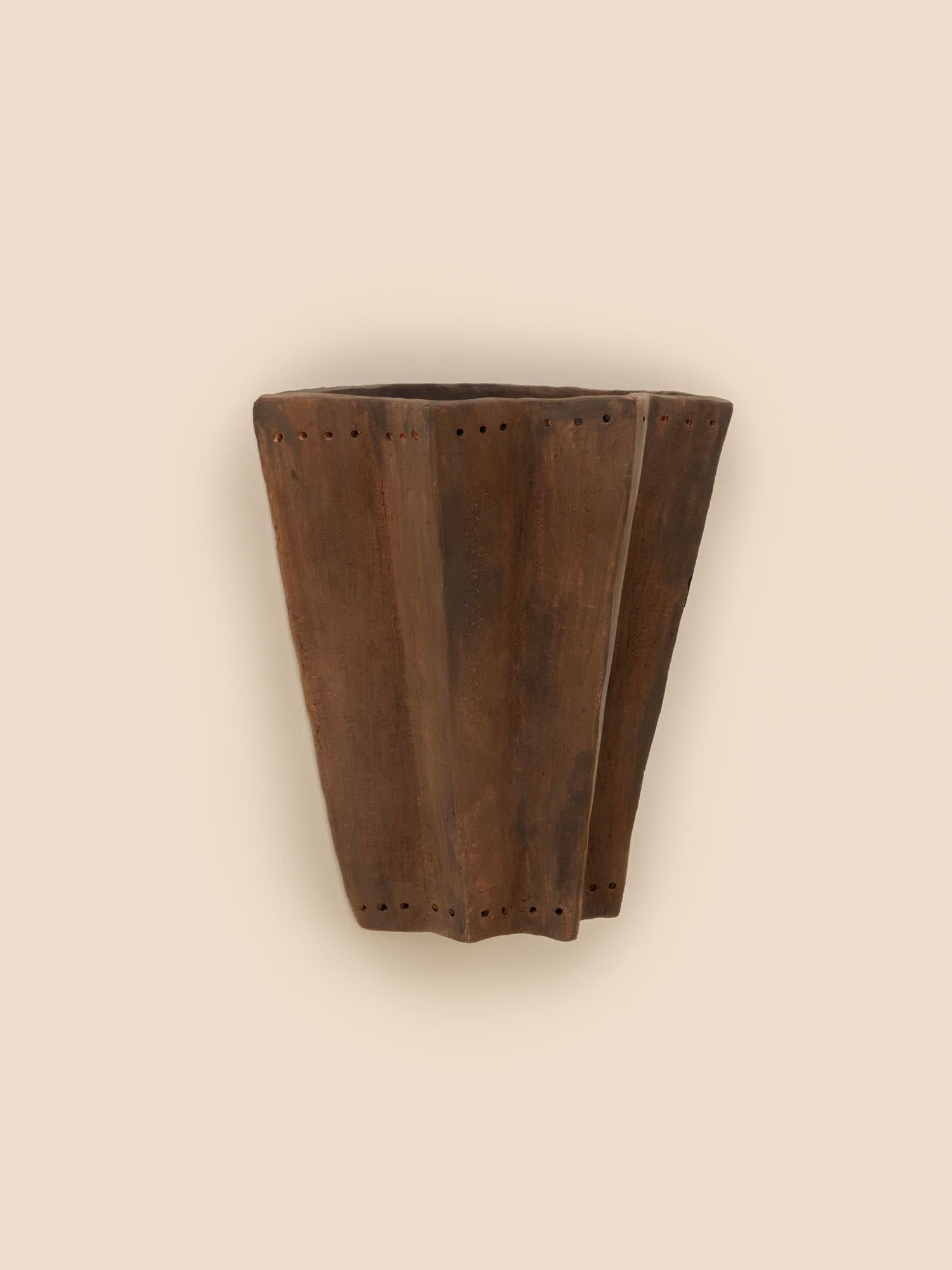 Marocain Applique contemporaine en céramique brune Fabriquée à la main avec de l'argile locale. en vente