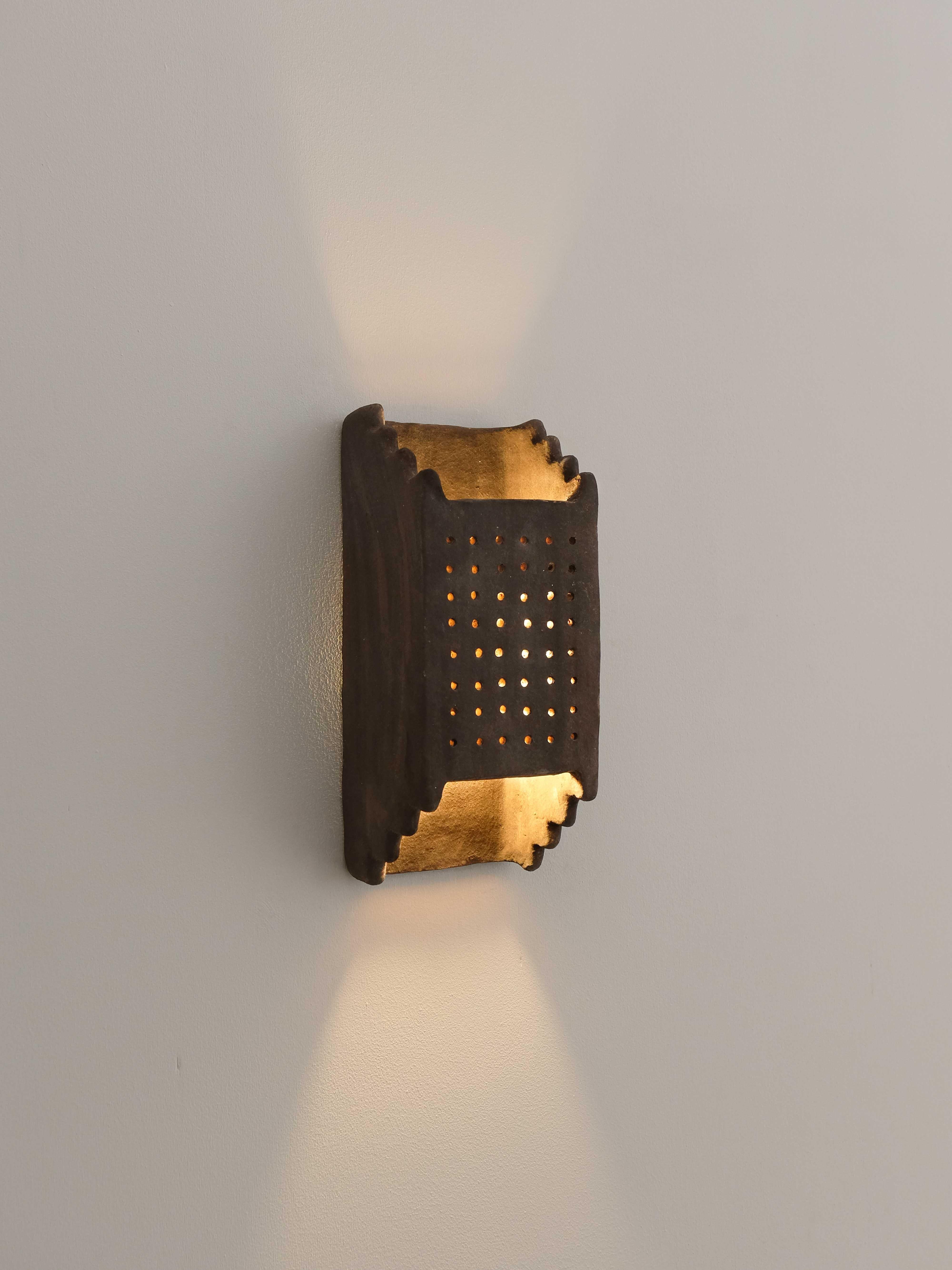 - Handbuilt brown ceramic wall light
- made of clay collected from the potter's surroundings.
- slip applied with natural mineral pigments 
- made in the Moroccan Rif mountains by the potter Houda.
- co-created by the potter Houda x memòri team
-