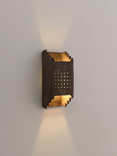 Aplique de cerámica contemporánea marrón Hecho de arcilla local, pigmentos naturales