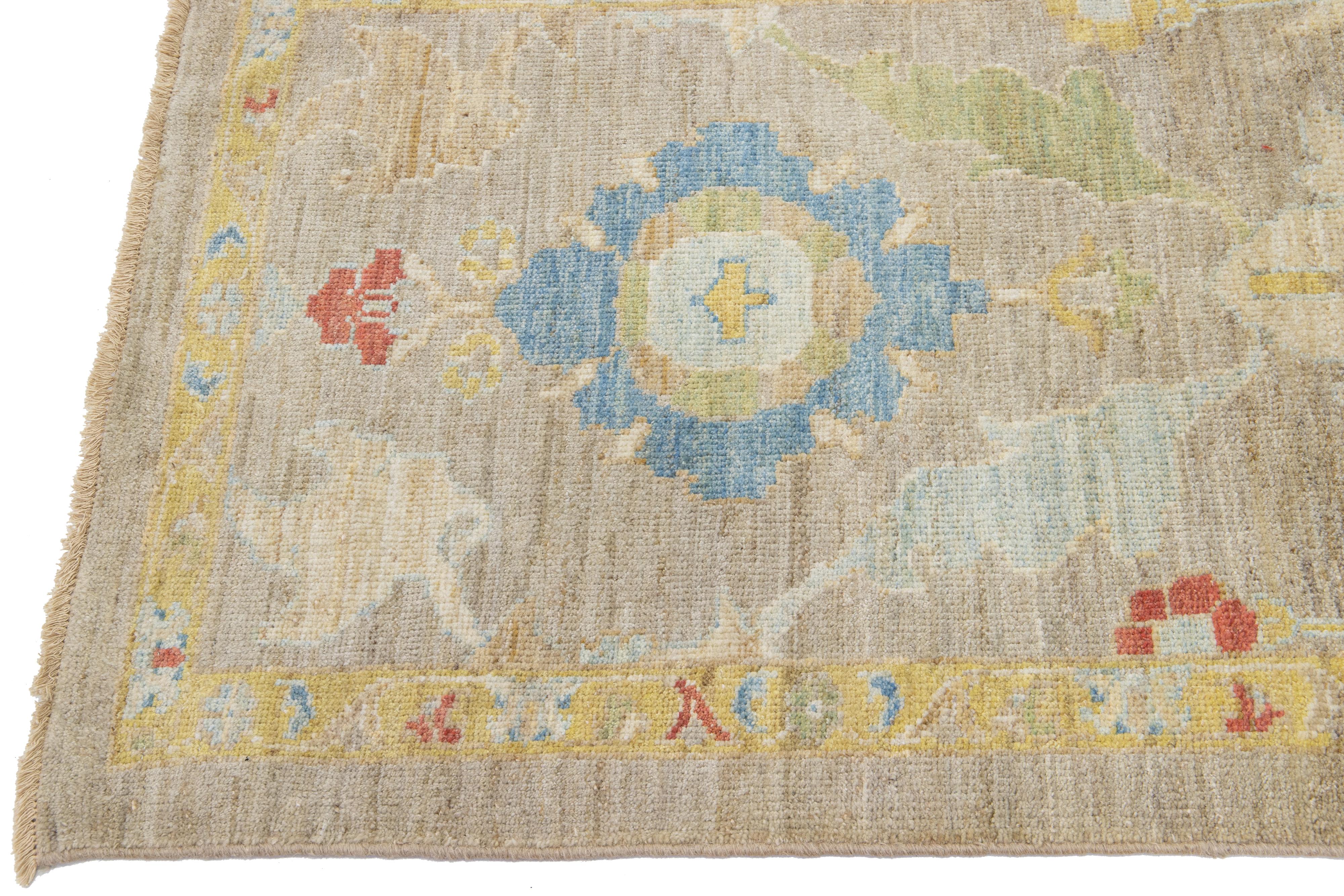 Brauner zeitgenössischer Mahal-Läufer aus geblümter Wolle mit Blumenmuster (Persisch) im Angebot