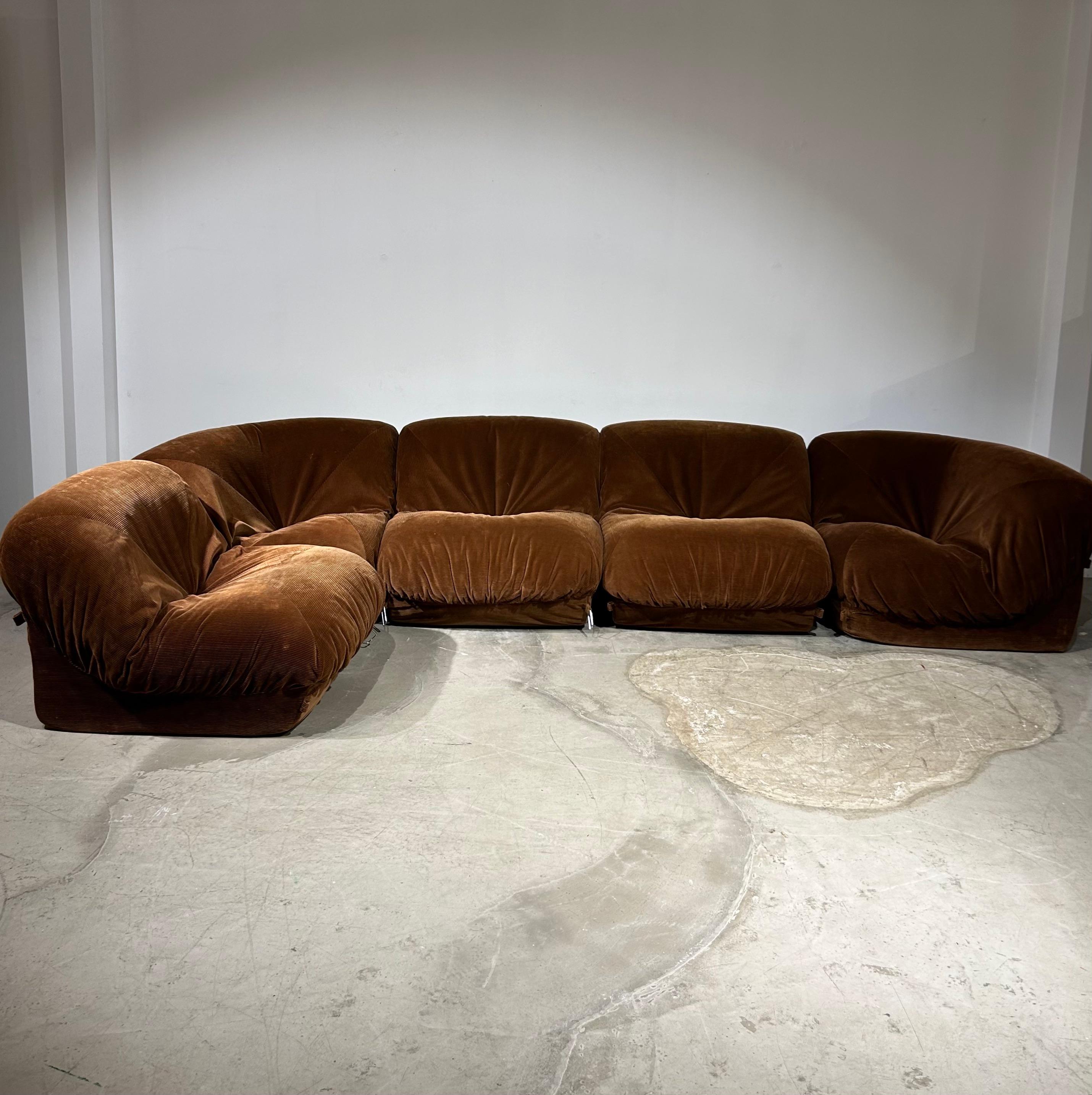 Brown corduroy modular “Potatoe” Airborne sofa In Good Condition In Brussel, BE