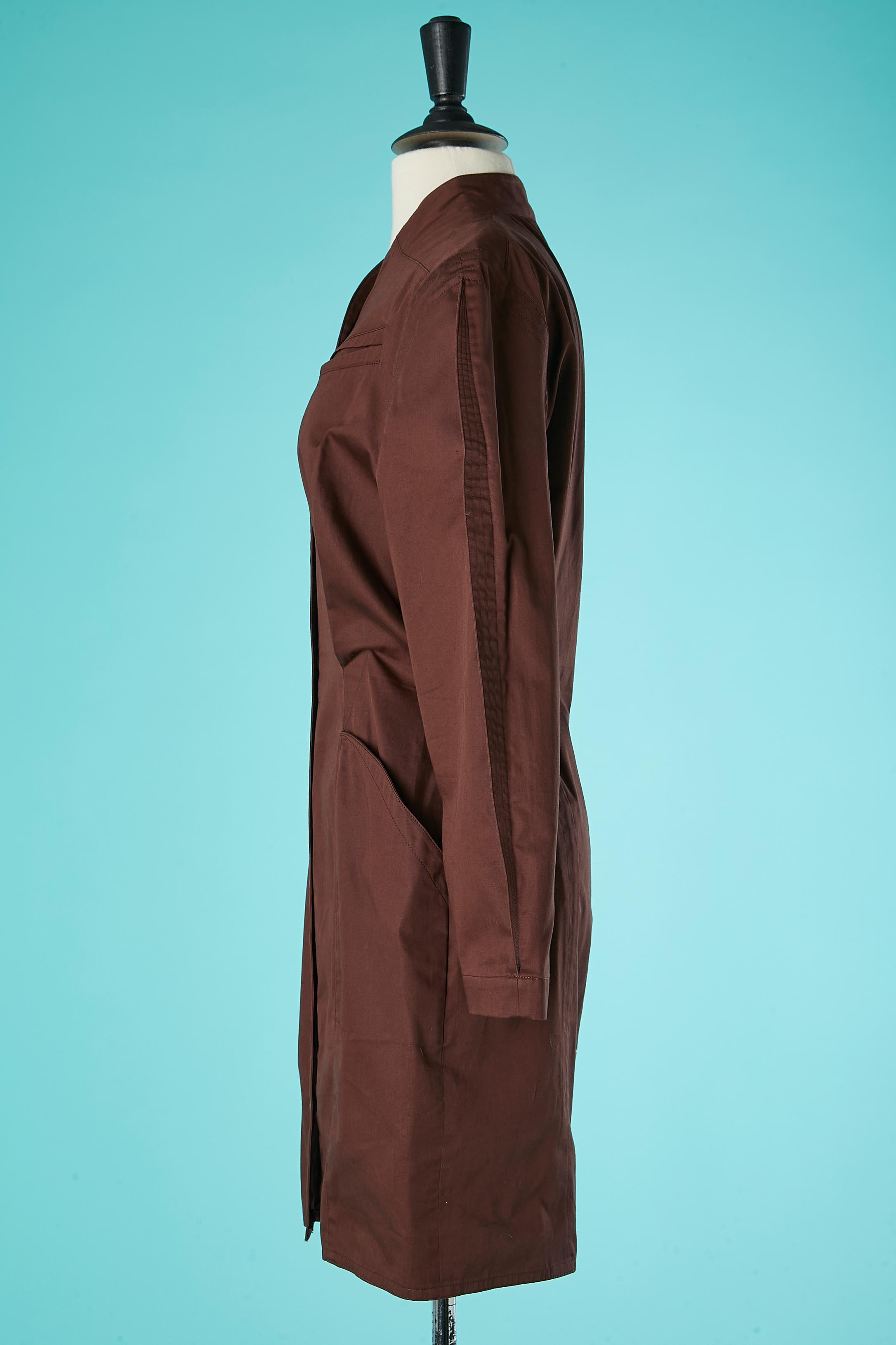 Braunes Baumwollkleid mit Druckknopfverschluss vorne in der Mitte Thierry Mugler CIRCA 1990er Jahre im Zustand „Hervorragend“ im Angebot in Saint-Ouen-Sur-Seine, FR