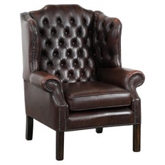 Sillón Chesterfield wingback de estilo inglés en piel de vacuno marrón