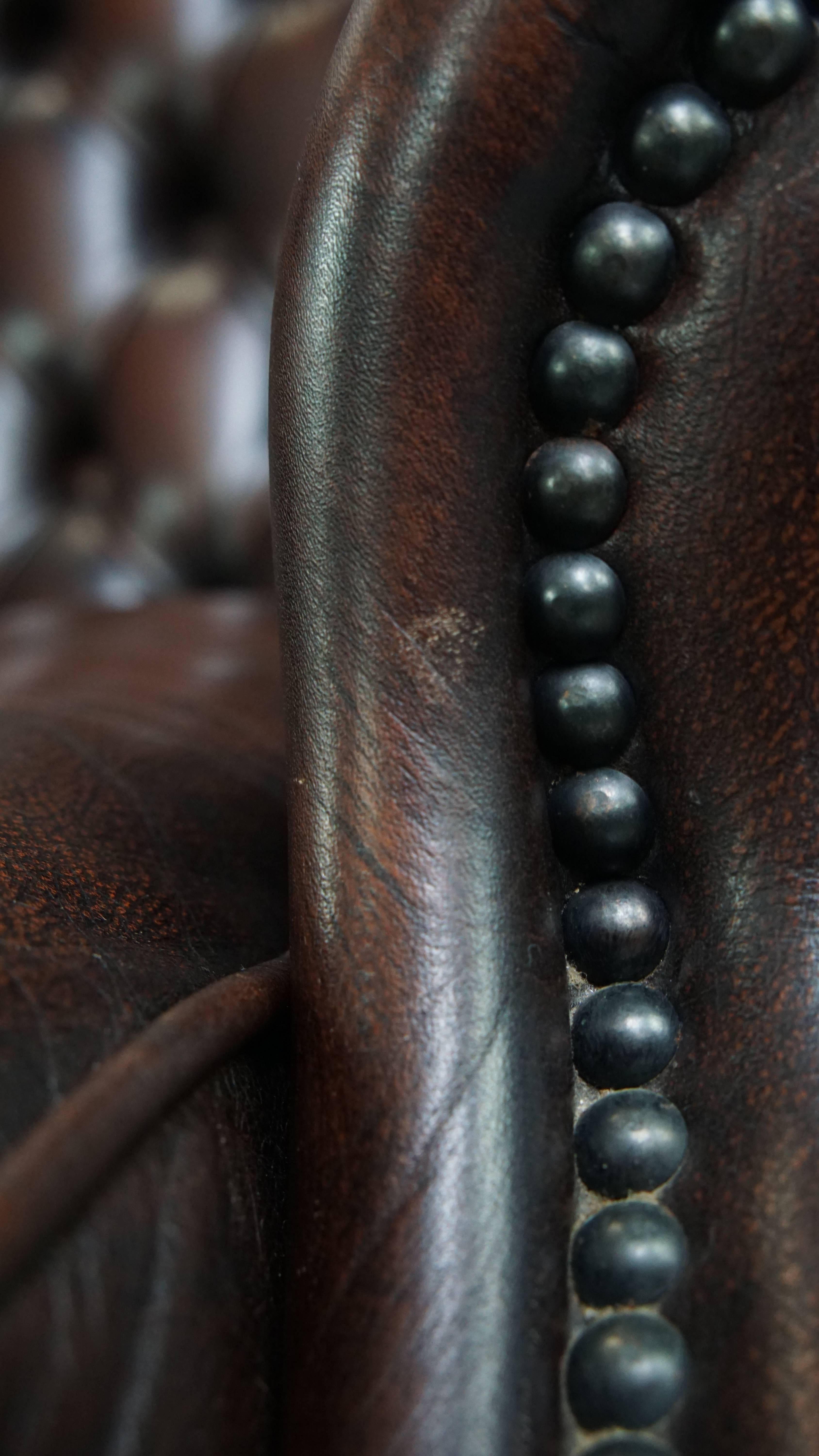 Sedia Chesterfield Wingback in pelle di vacchetta marrone in vendita 10