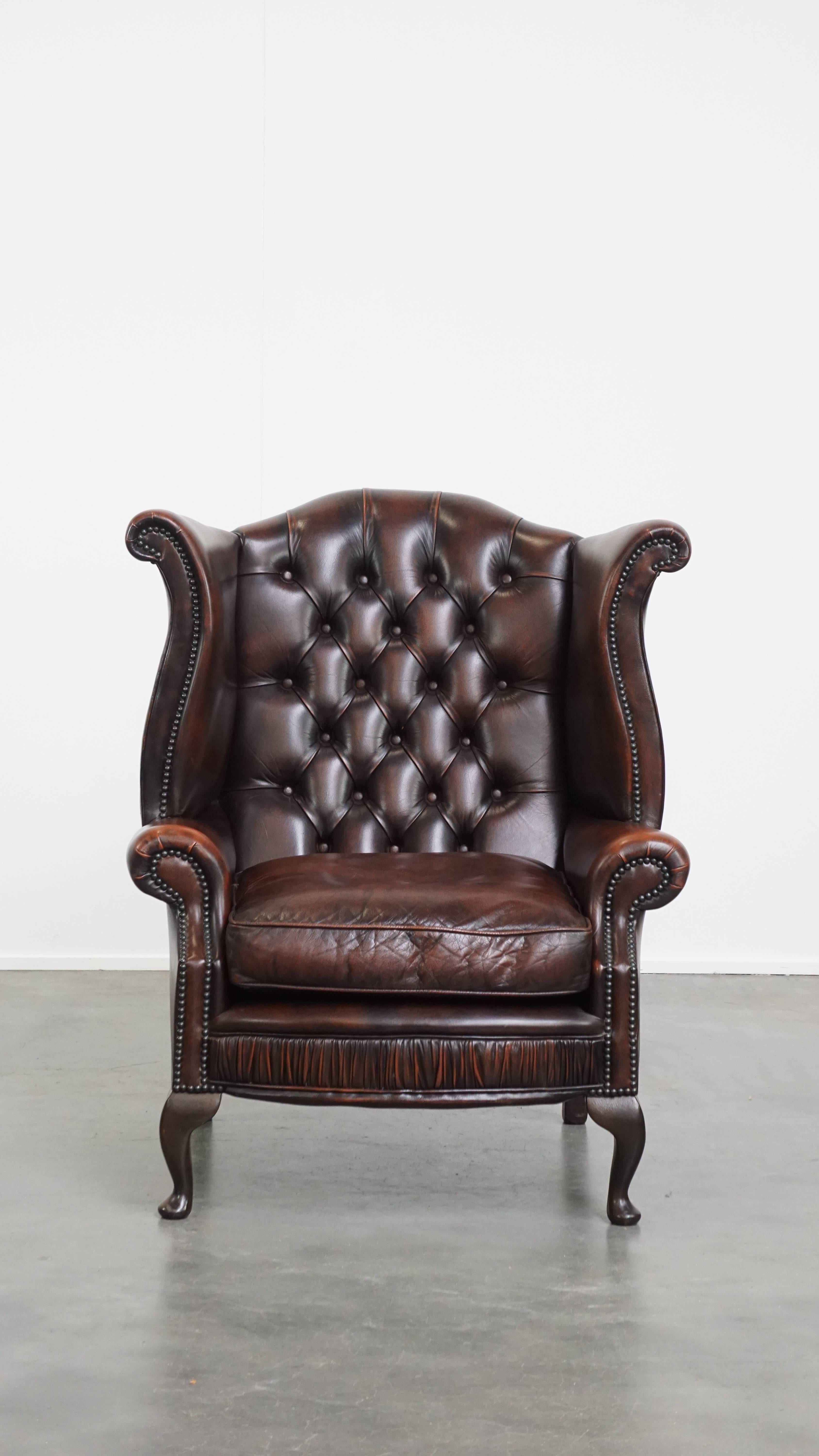 In offerta: questa lussuosa poltrona Chesterfield in pelle di vacchetta marrone dai toni caldi e dai dettagli unici.
Questa grande e classica poltrona Chesterfield wingback offre un vero senso di ritorno a casa e rappresenta l'essenza