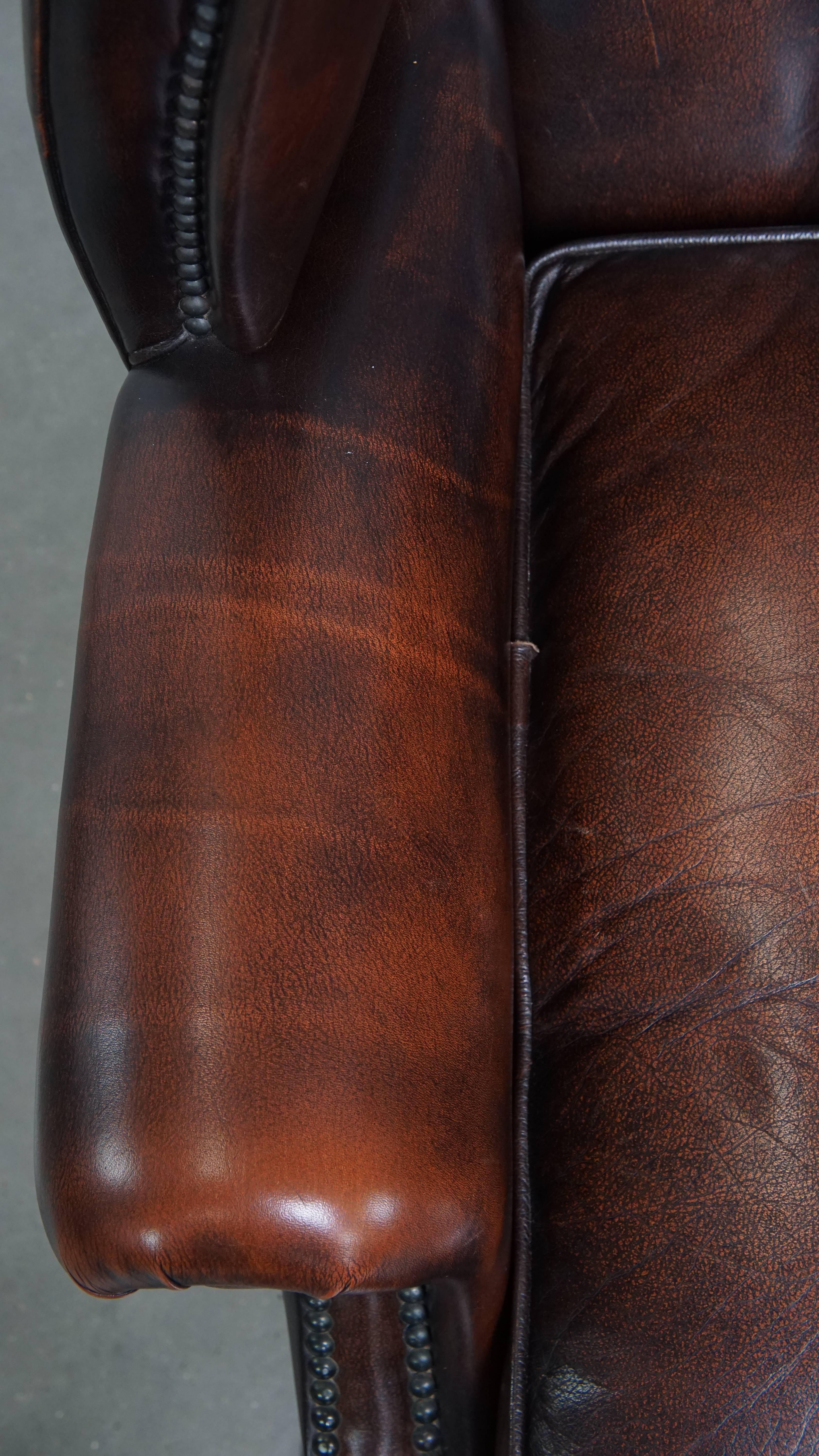 Vacchetta Sedia Chesterfield Wingback in pelle di vacchetta marrone in vendita
