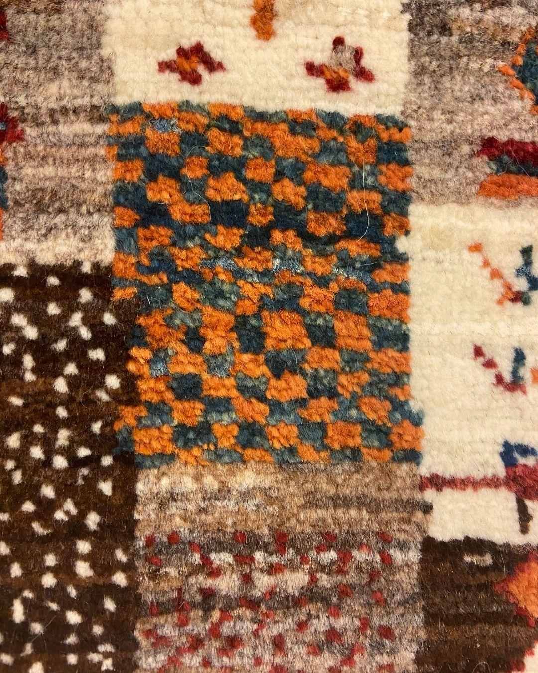 Tappeto Kashkouli in lana marrone, crema e grigia con motivi giocosi, 2' x 3' in vendita 3