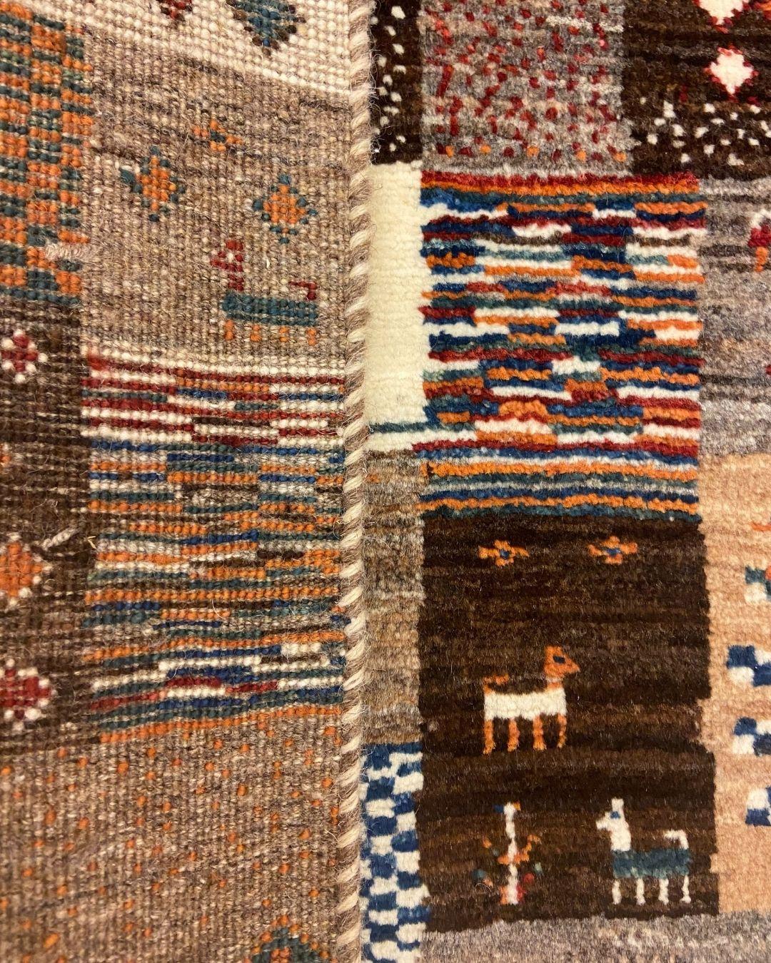 Tappeto Kashkouli in lana marrone, crema e grigia con motivi giocosi, 2' x 3' in vendita 4