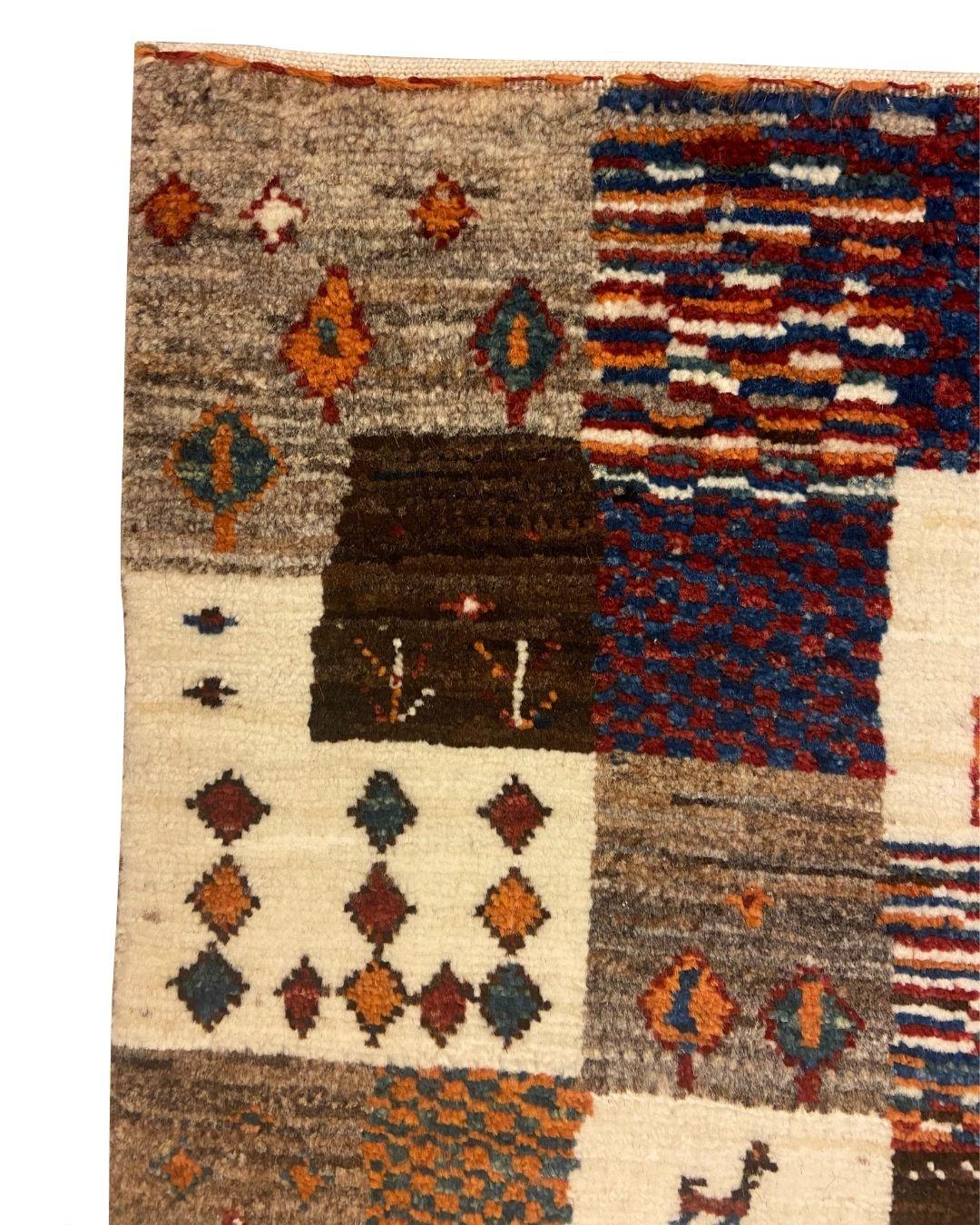 Questo tappeto Kashkouli in lana marrone, crema e grigio con motivi giocosi, di dimensioni pari a 2' x 3', presenta un design rustico e contemporaneo che cattura l'essenza della tradizionale arte tribale persiana. Il campo è caratterizzato da