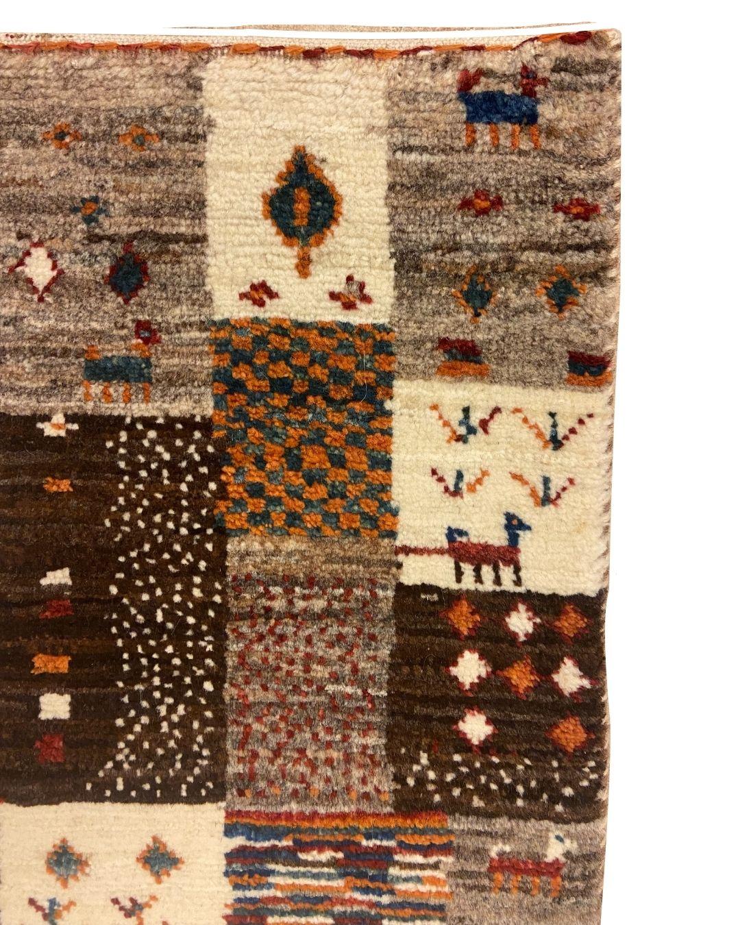 Tribale Tappeto Kashkouli in lana marrone, crema e grigia con motivi giocosi, 2' x 3' in vendita