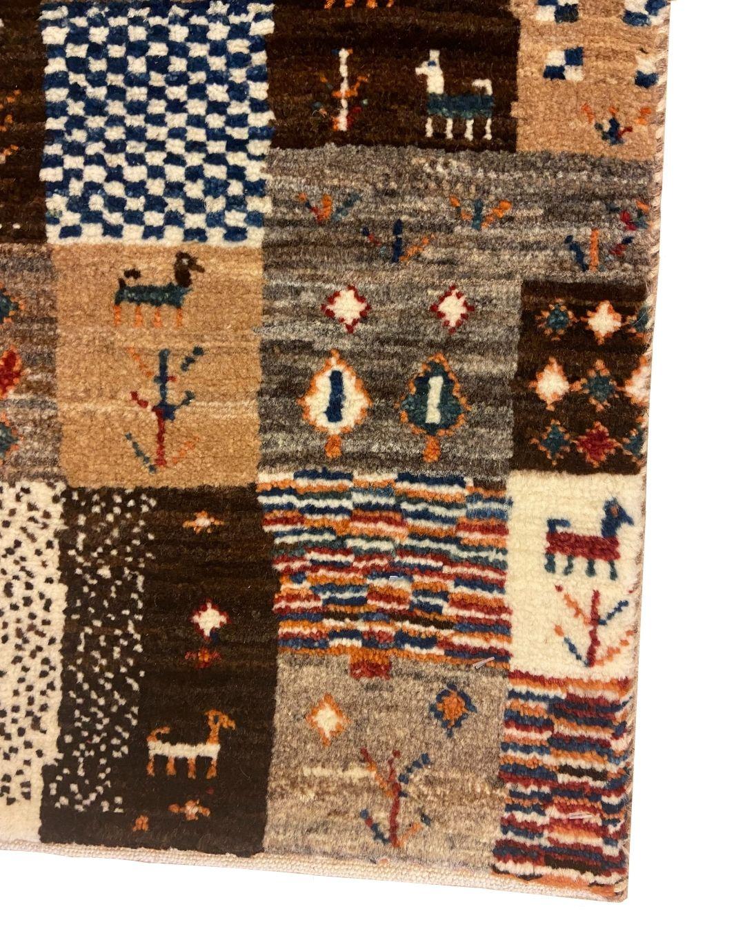 Tintura vegetale Tappeto Kashkouli in lana marrone, crema e grigia con motivi giocosi, 2' x 3' in vendita